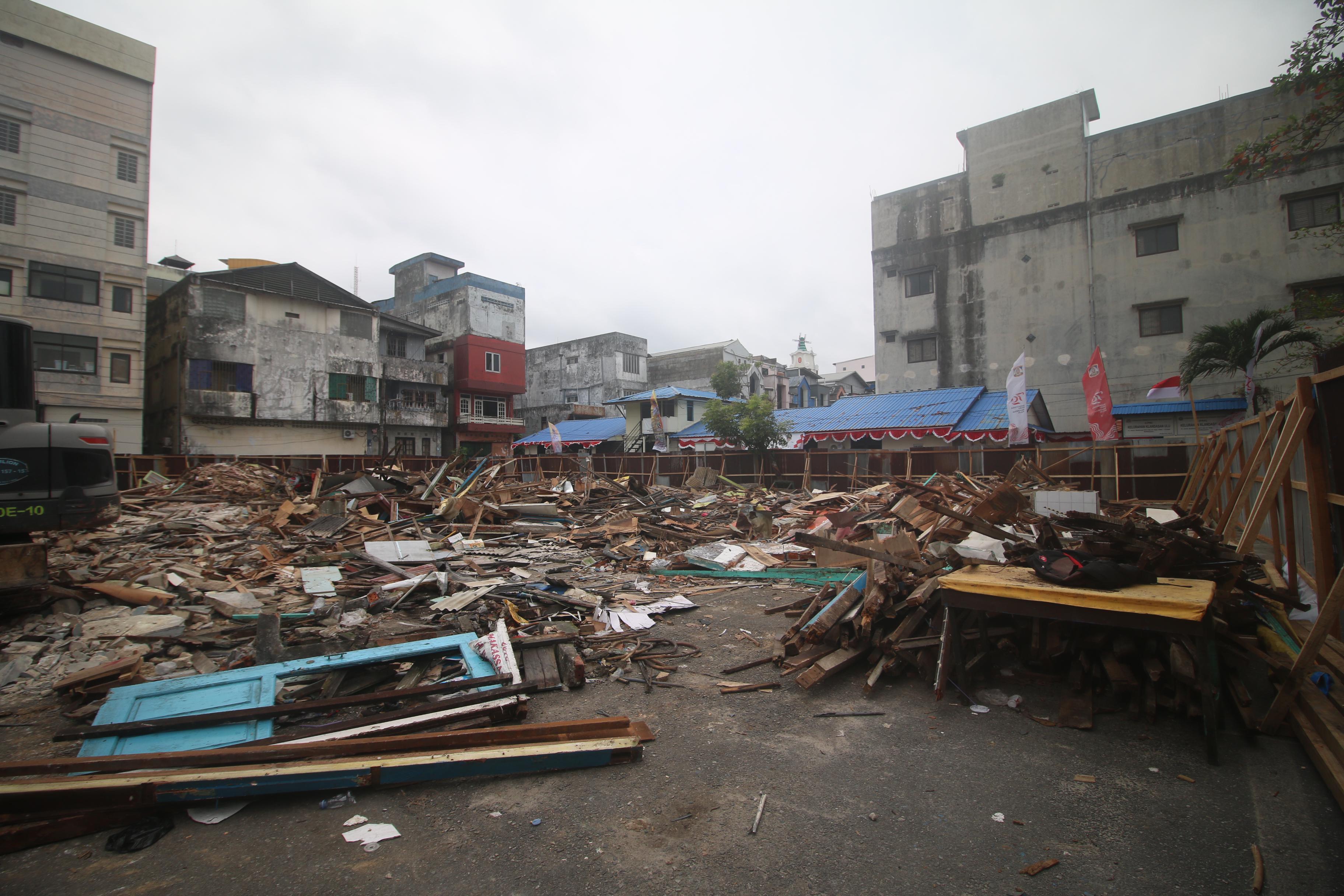 DITERTIBKAN: Bangunan lama sudah mulai roboh dengan bantuan alat berat. Proyek revitalisasi blok kuliner Pasar Klandasan siap dimulai. (FOTO: ANGGI PRADITHA/KP)