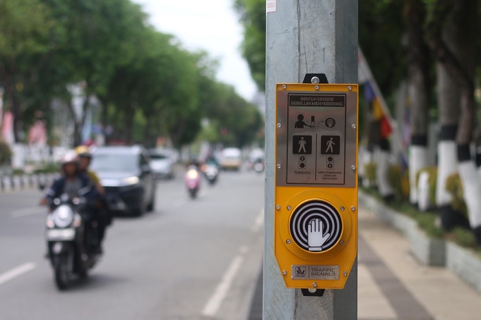 ANGGARAN: Seperti di kota-kota besar, Balikpapan kini miliki fasilitas warning light dan pelican crossing. Saat ini tersedia di empat titik sepanjang Jalan Jenderal Sudirman.