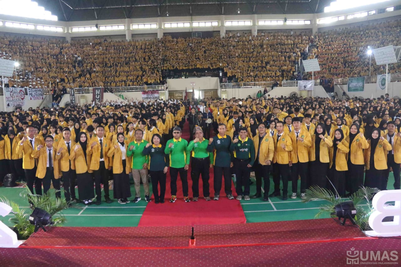 SUKSES: Seluruh akademika Unmul dalam keseruan dan kemeriahan PKKMB 2024 di GOR 27 September.