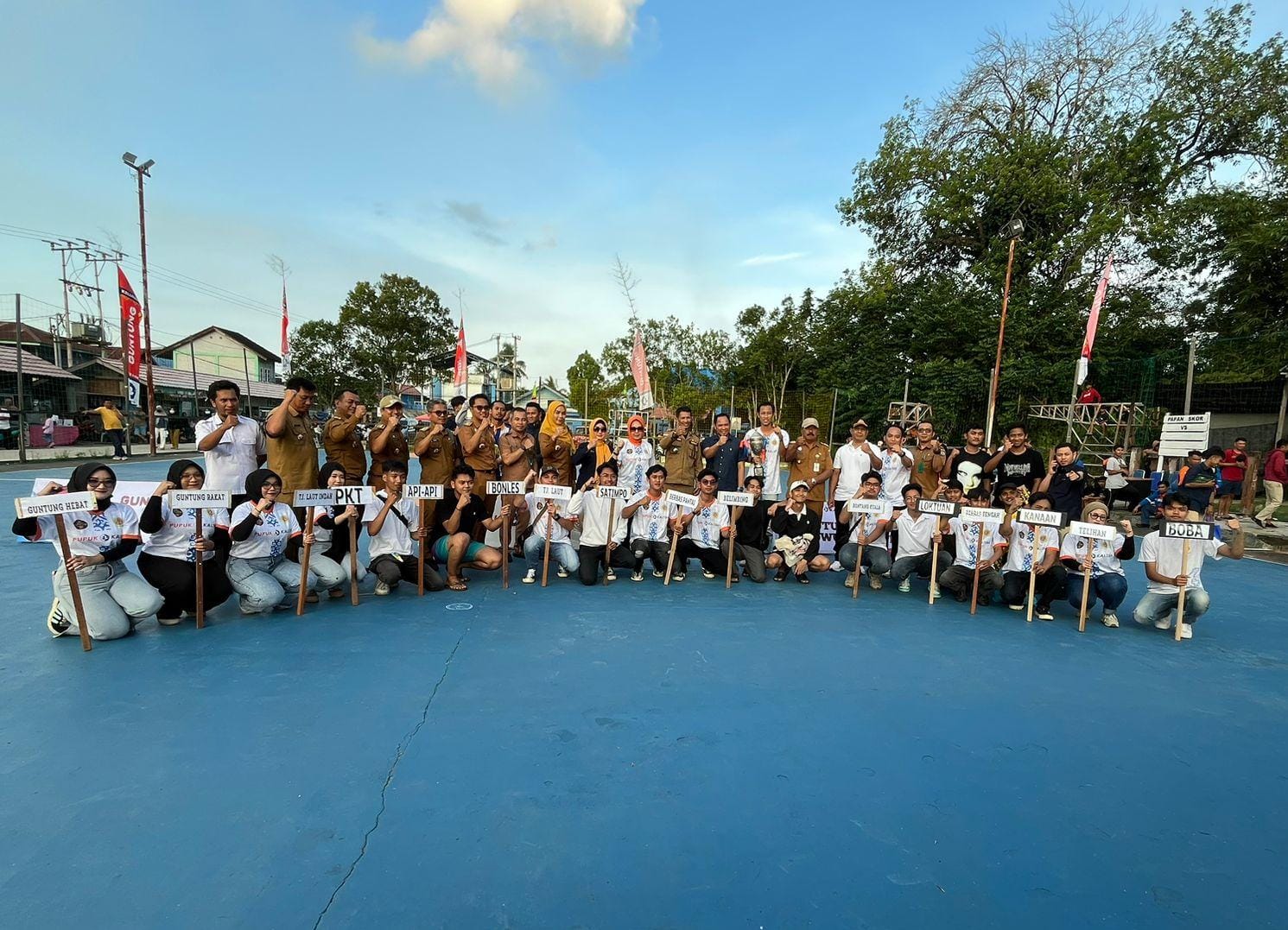 BAKAL BERTANDING: Seluruh kontestan dari 15 kelurahan dan satu sponsor akan mengikuti turnamen futsal dalam rangka perayaan HUT RI di Kelurahan Guntung. (FOTO: ADIEL KUNDHARA/KP)
