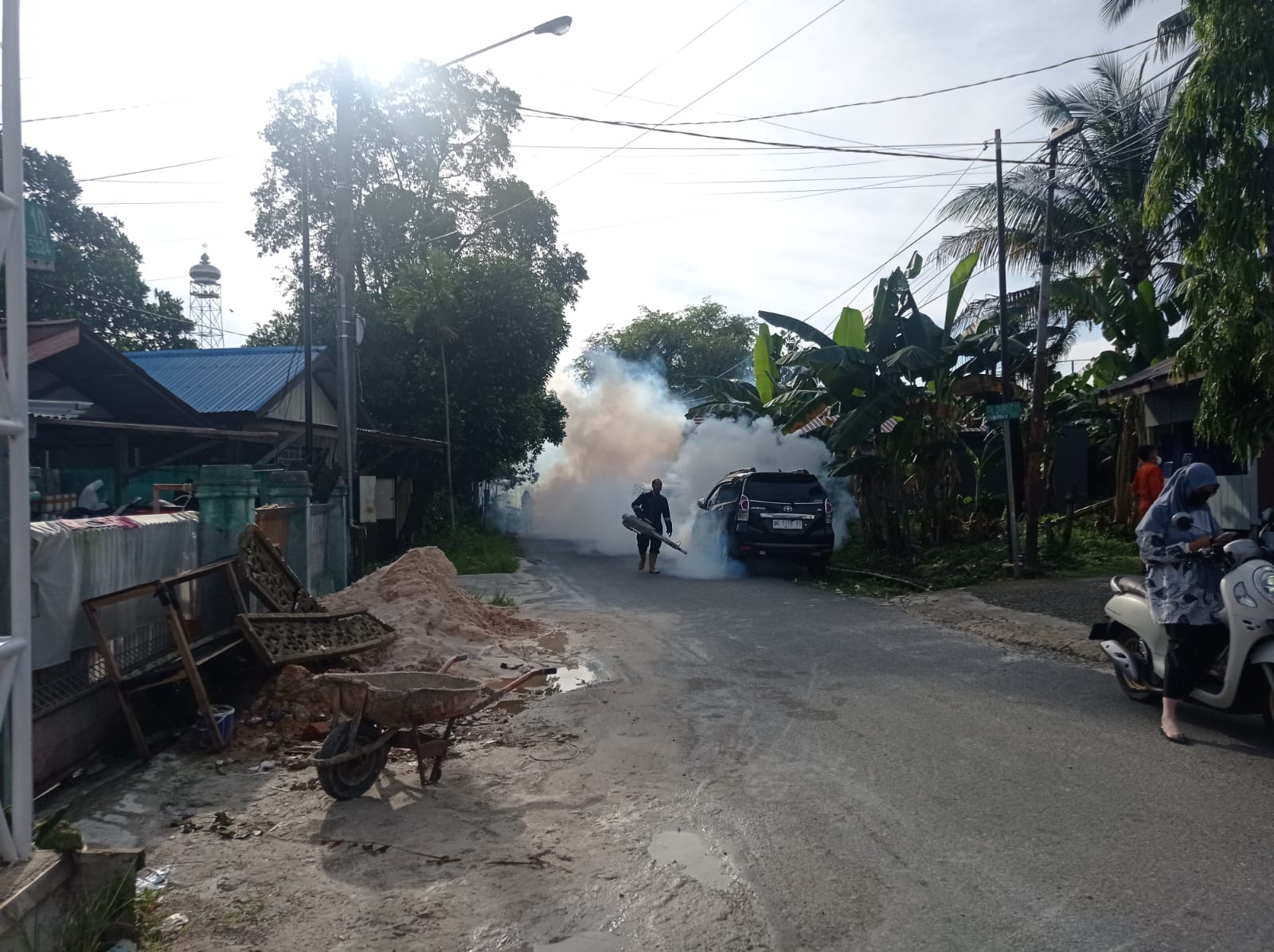 PENGASAPAN: Fogging area akan dilakukan langsung apabila terdapat kasus di wilayah tersebut, namun langkah ini hanya untuk membunuh nyamuk dewasa. (FOTO: ADIEL KUNDHARA/KP)