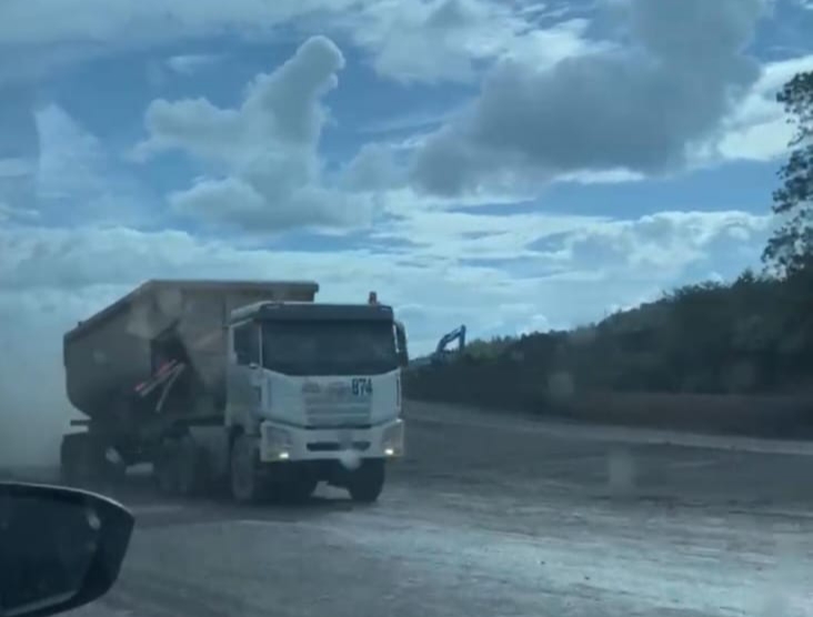 LEBIH DEKAT: Jalur alternatif lKubar-Muara Teweh memang lebih dekat, tapi harus mewati jalan hauling tambang batubara. (FOTO: IST)