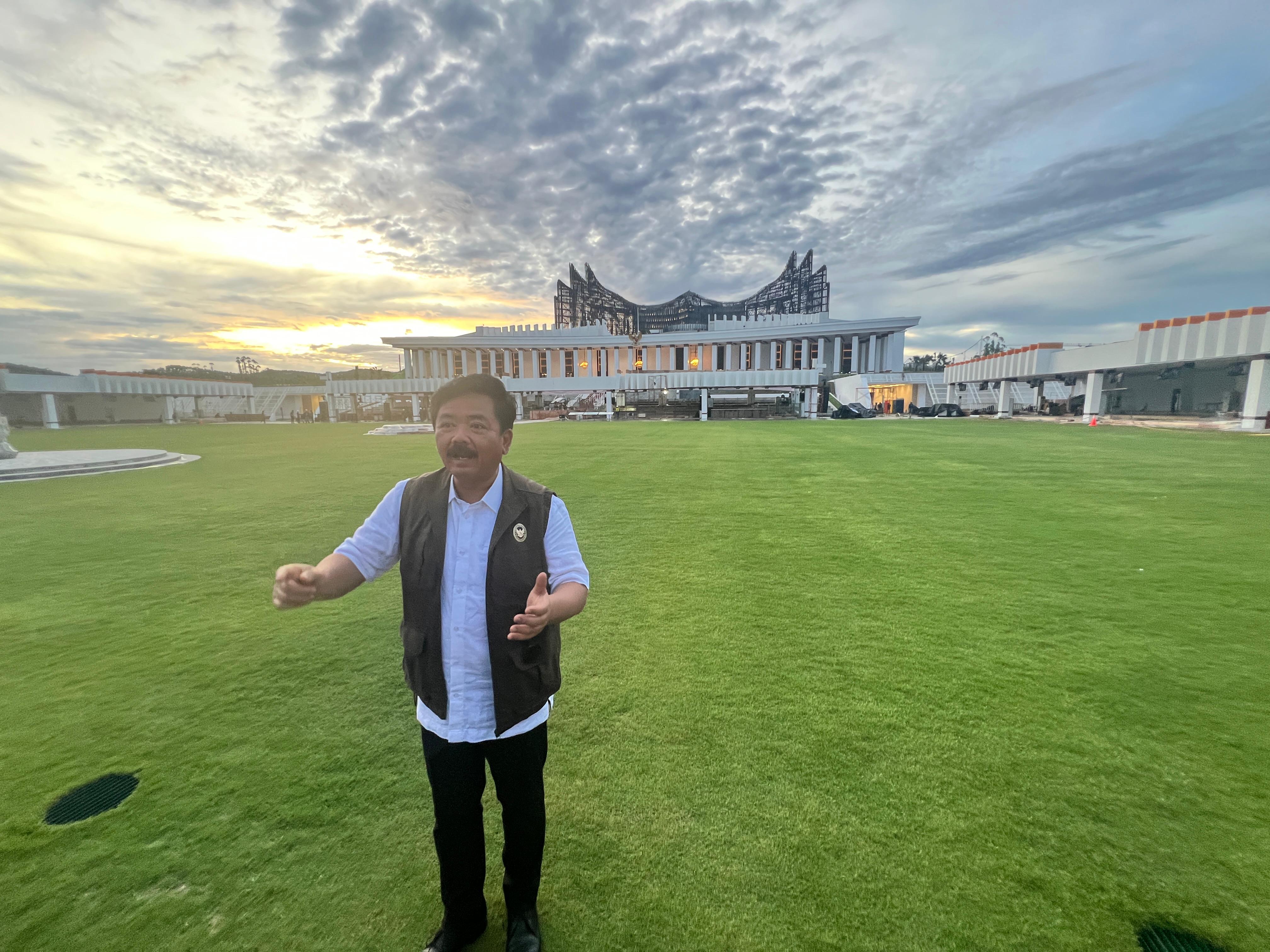 Menteri Koordinator Bidang Politik, Hukum, dan Keamanan Hadi Tjahjanto  saat berada di Lapangan Upacara Istana Negara di IKN.