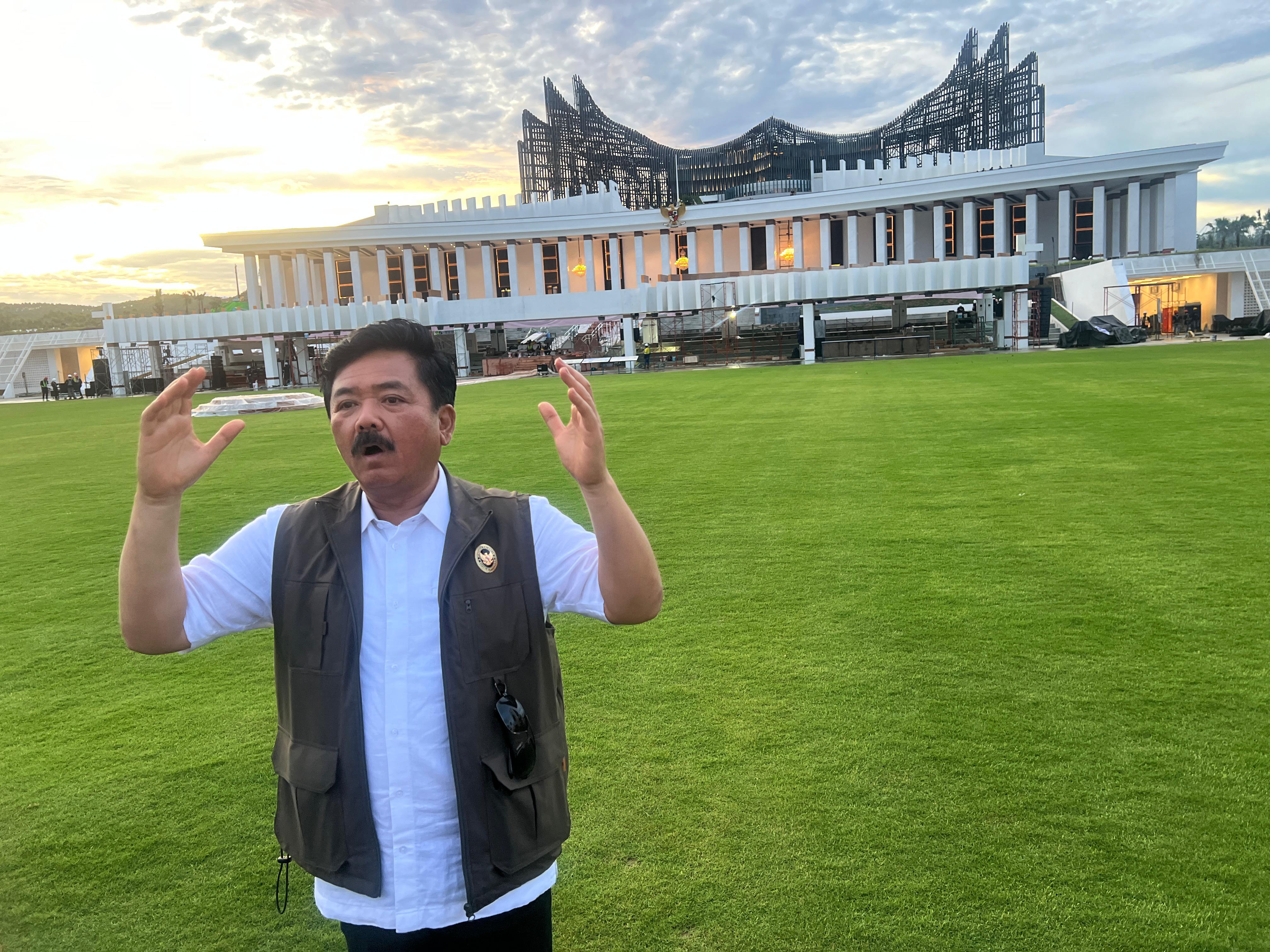 Menteri Koordinator Bidang Politik, Hukum, dan Keamanan Hadi Tjahjanto  saat berada di lapangan Istana Negara di IKN
