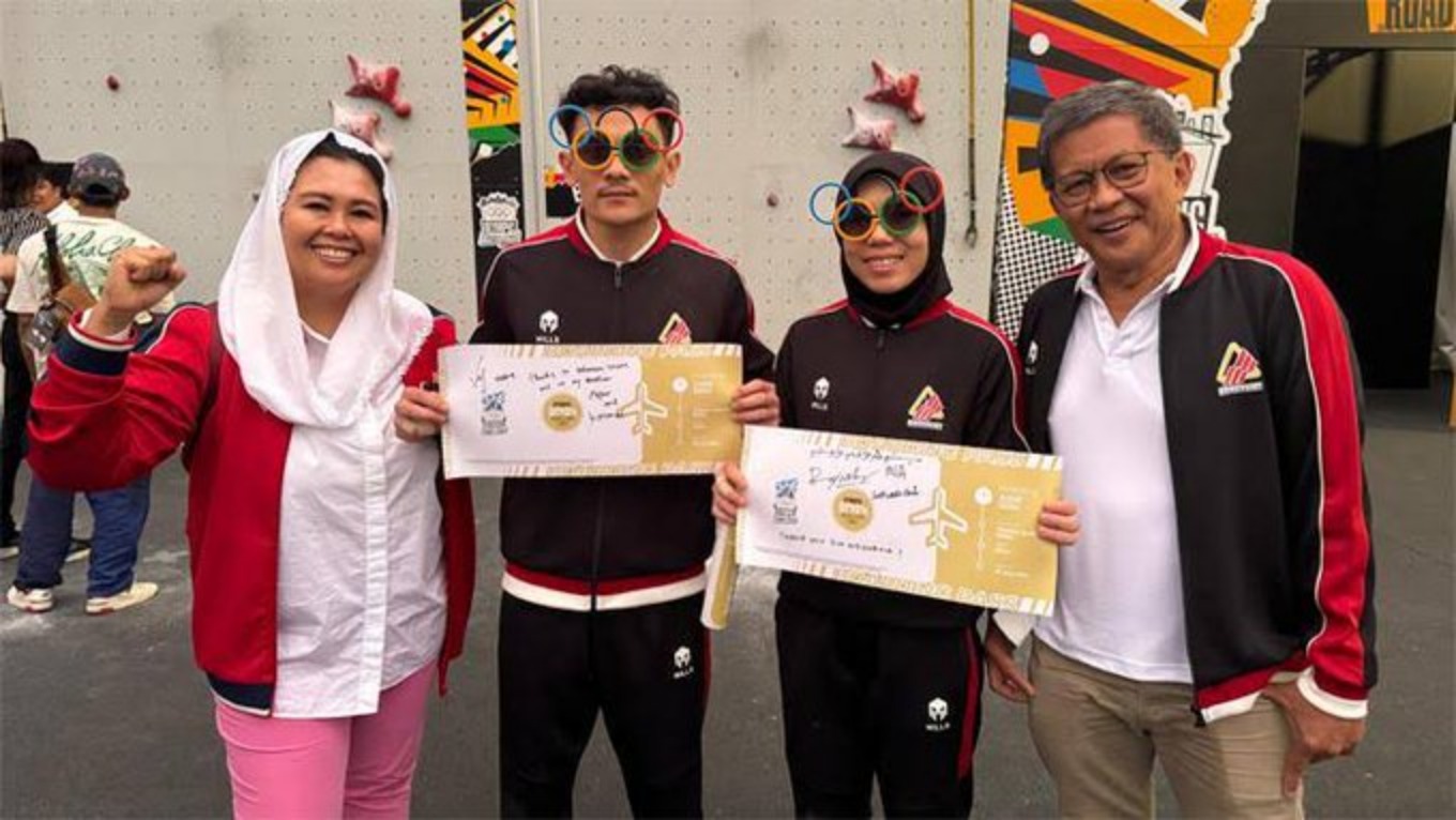 MENTAL TERUJI: Dari kiri, Yenny Wahid, Veddriq Leonardo, Rajjiah Salsabilah, dan Rocky Gerung saat kualifikasi seri kedua Olimpiade Paris 2024 di Budapest.