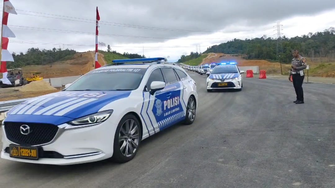 CEK RUTE: Personel yang terlibat pengamanan lalu lintas mengecek rute pengawalan pejabat dari Balikpapan menuju lokasi upacara IKN (foto: M Ibrahim/KP)