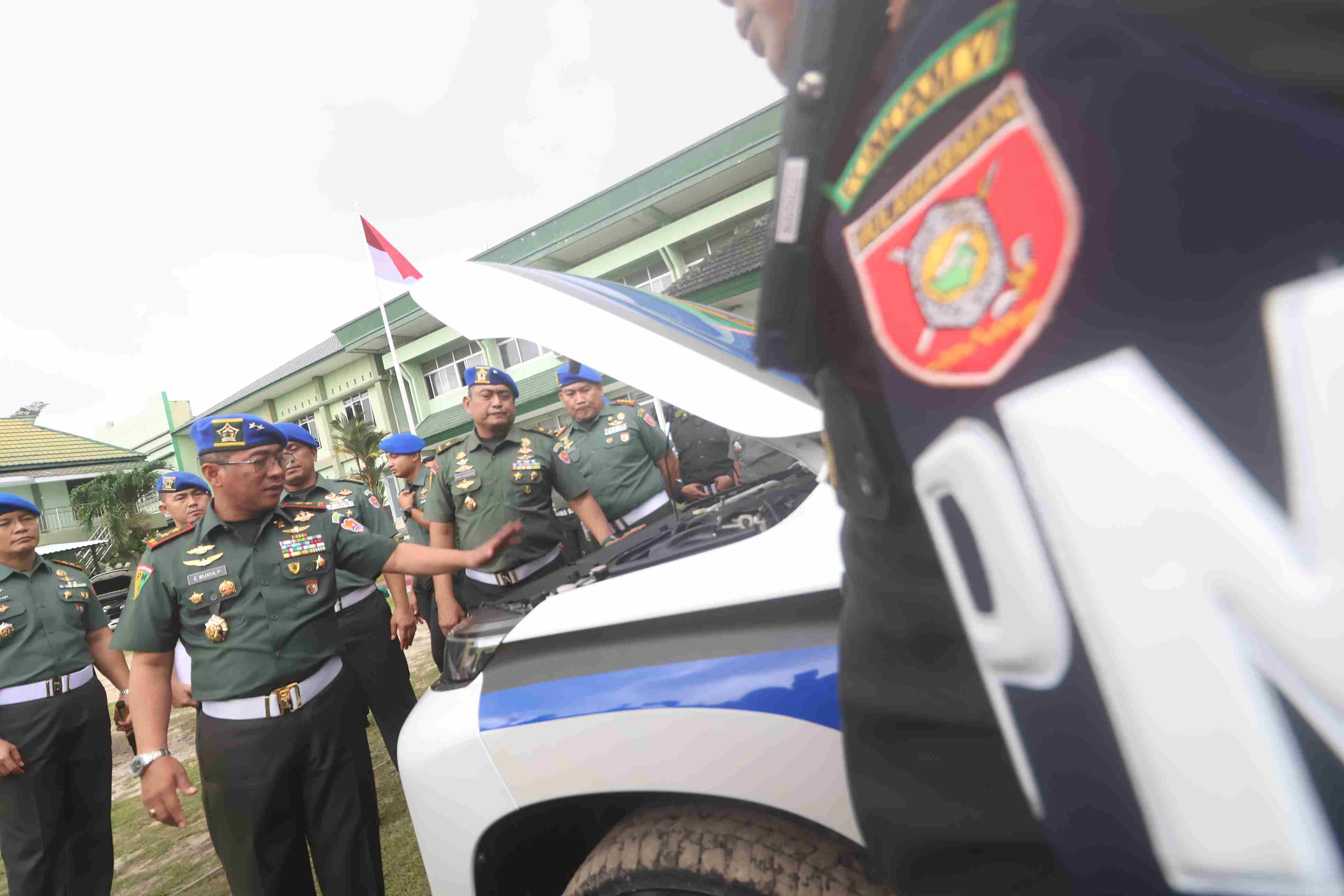 CEK PASUKAN: Ws Danpuspomad Mayjen TNI Eka Wijaya Permana bertandang langsung ke Polisi Militer Kodam (Pomdam) VI Mulawarman, Kamis (8/8). (FOTO: ANGGO/KP)
