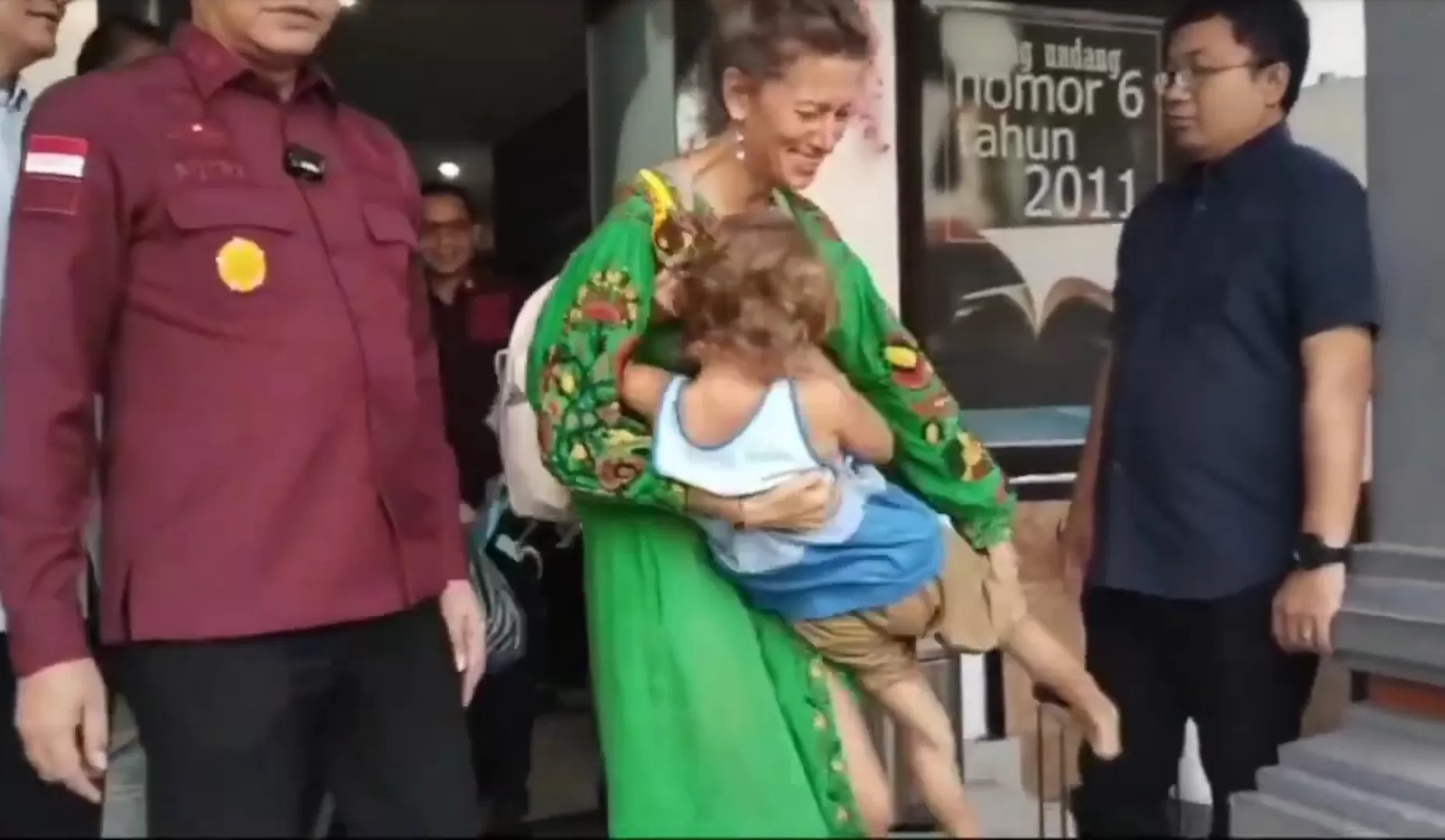Si Kocong menangis di pelukan ibunya karena tak mau meninggalkan Bali.