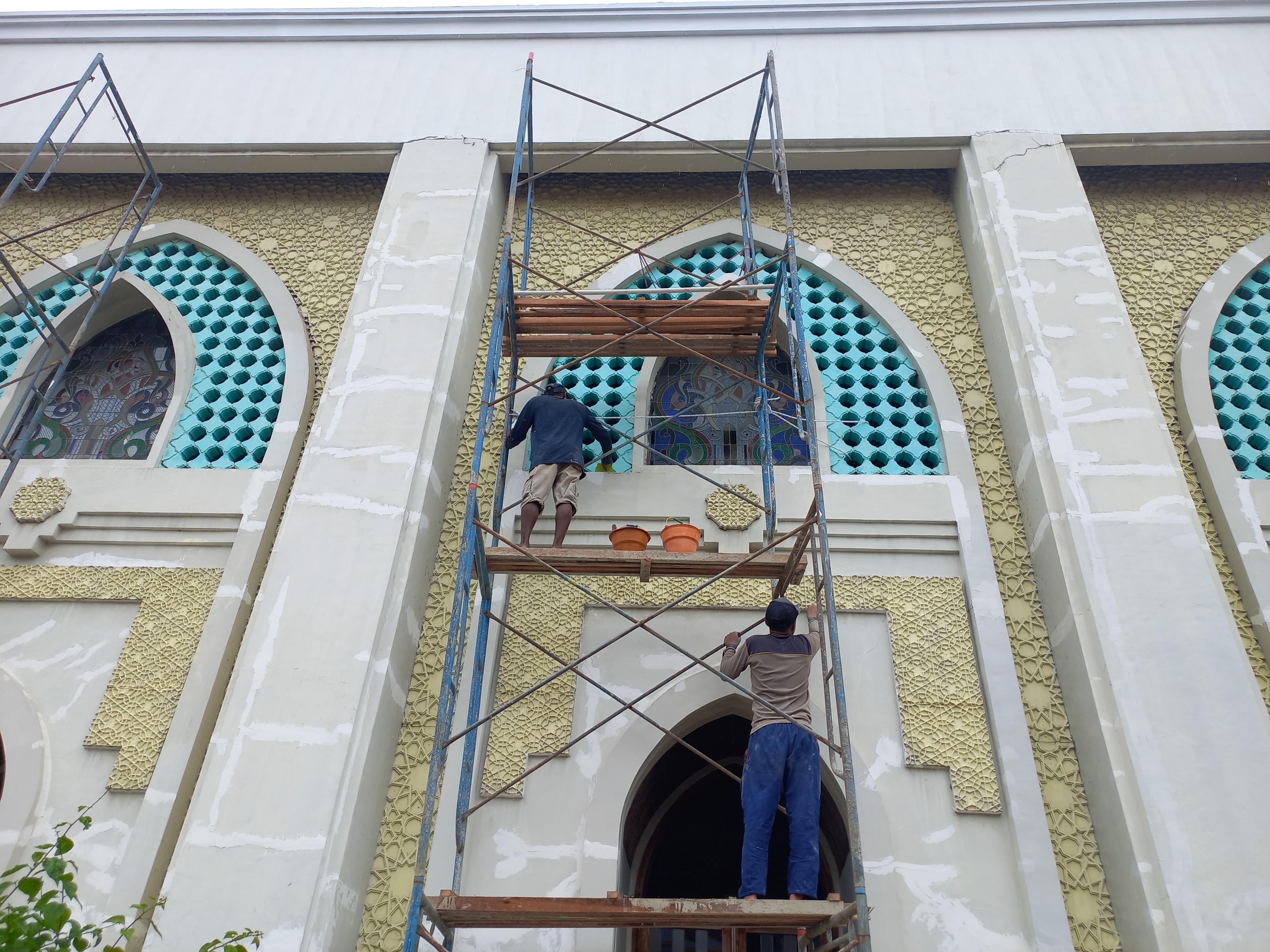 REHABILITASI: Proses renovasi Masjid Raya Darussalam Samarinda perlahan-lahan mulai terlihat, Kamis (8/8). (FOTO/EKO)