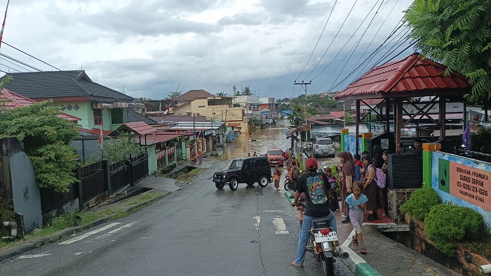 Banjir menggenangi hampir di seluruh wilayah Balikpapan, terutama Strat 1. Banyak yang memutar balik kendaraannya untuk menghindari banjir.
