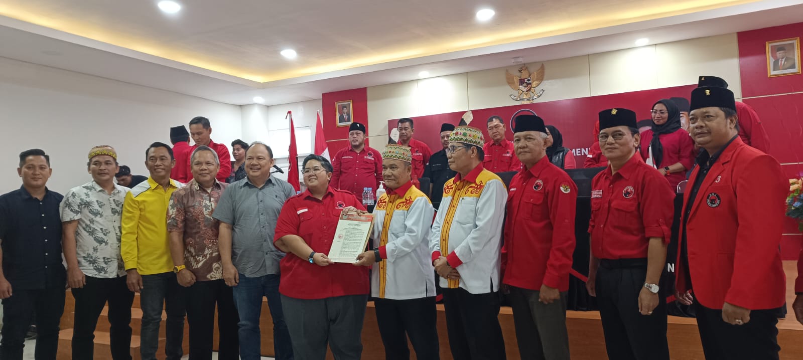 SUDAH FINAL: Penyerahan Dukungan PDIP di Pilkada Bontang, Mahulu, dan Kubar . Rekomendasi dari DPP diserahkan ke pasangan calon yang akan diusung, Jumat (9/8). (Foto: Bayu)