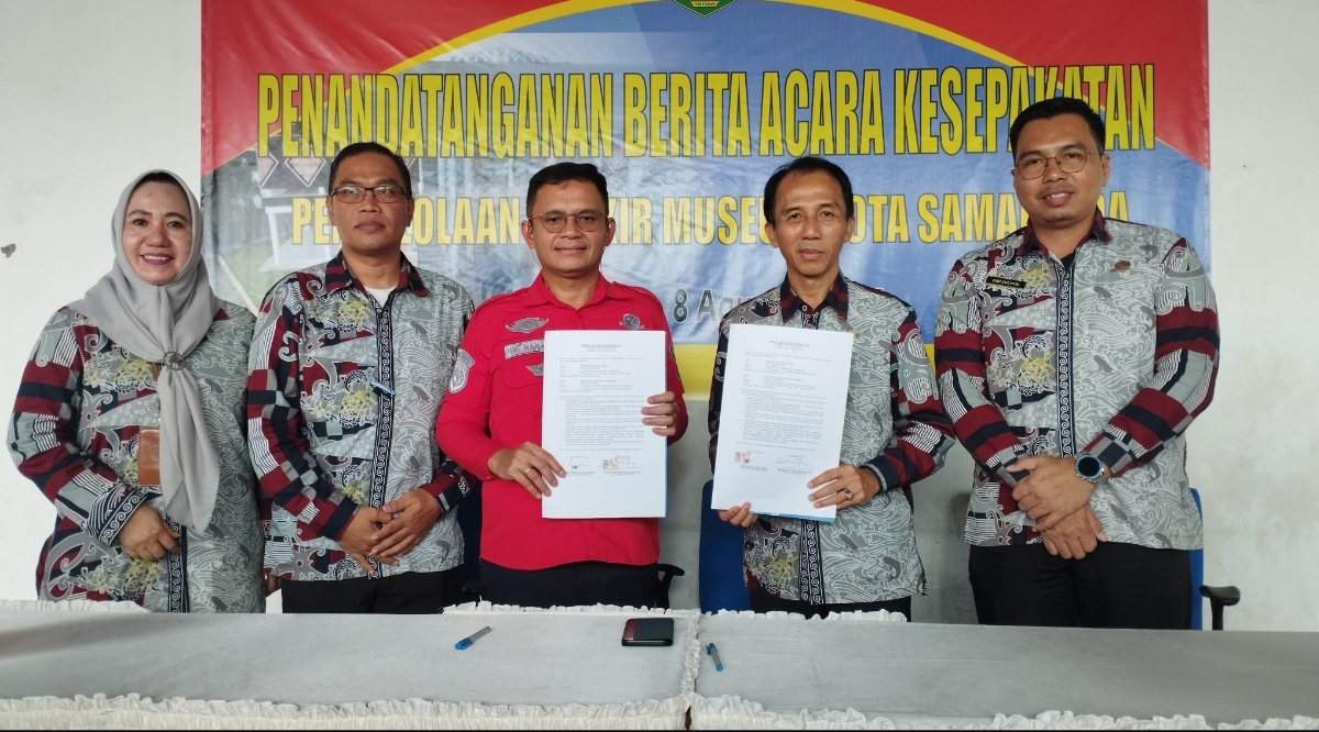 TATA KOTA: Hotmarulitua Manalu bersama Asli Nuryadin menandatangani MoU pengelolaan parkir di area Museum Samarinda kecamatan Samarinda Kota, Kamis (8/8). (DENNY SAPUTRA/KP)