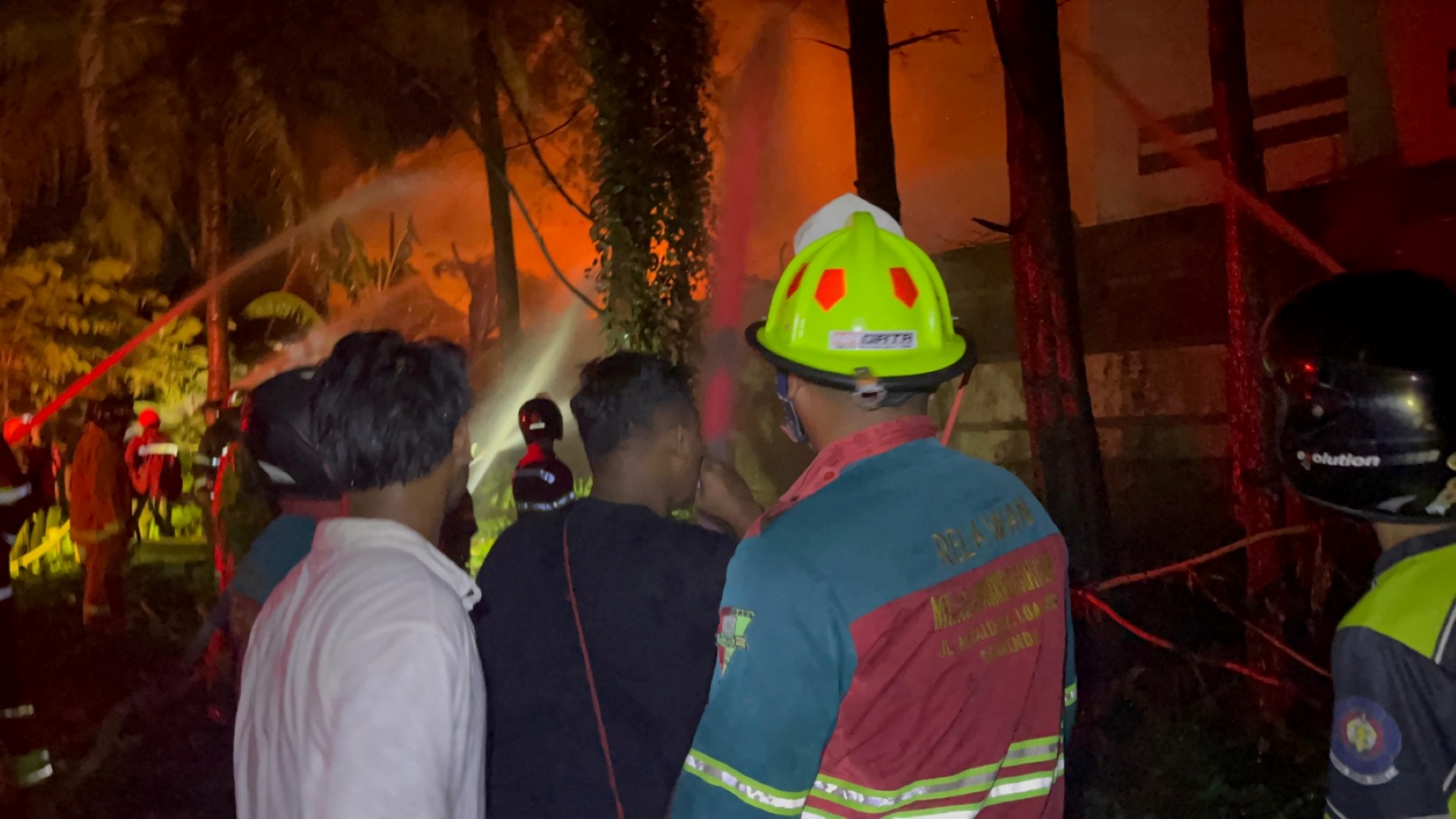 KEBAKARAN: Belasan rumah di Jalan Abdul Hasan terbakar, Jumat (9/8) sekitar pukul 00.05. Wita.