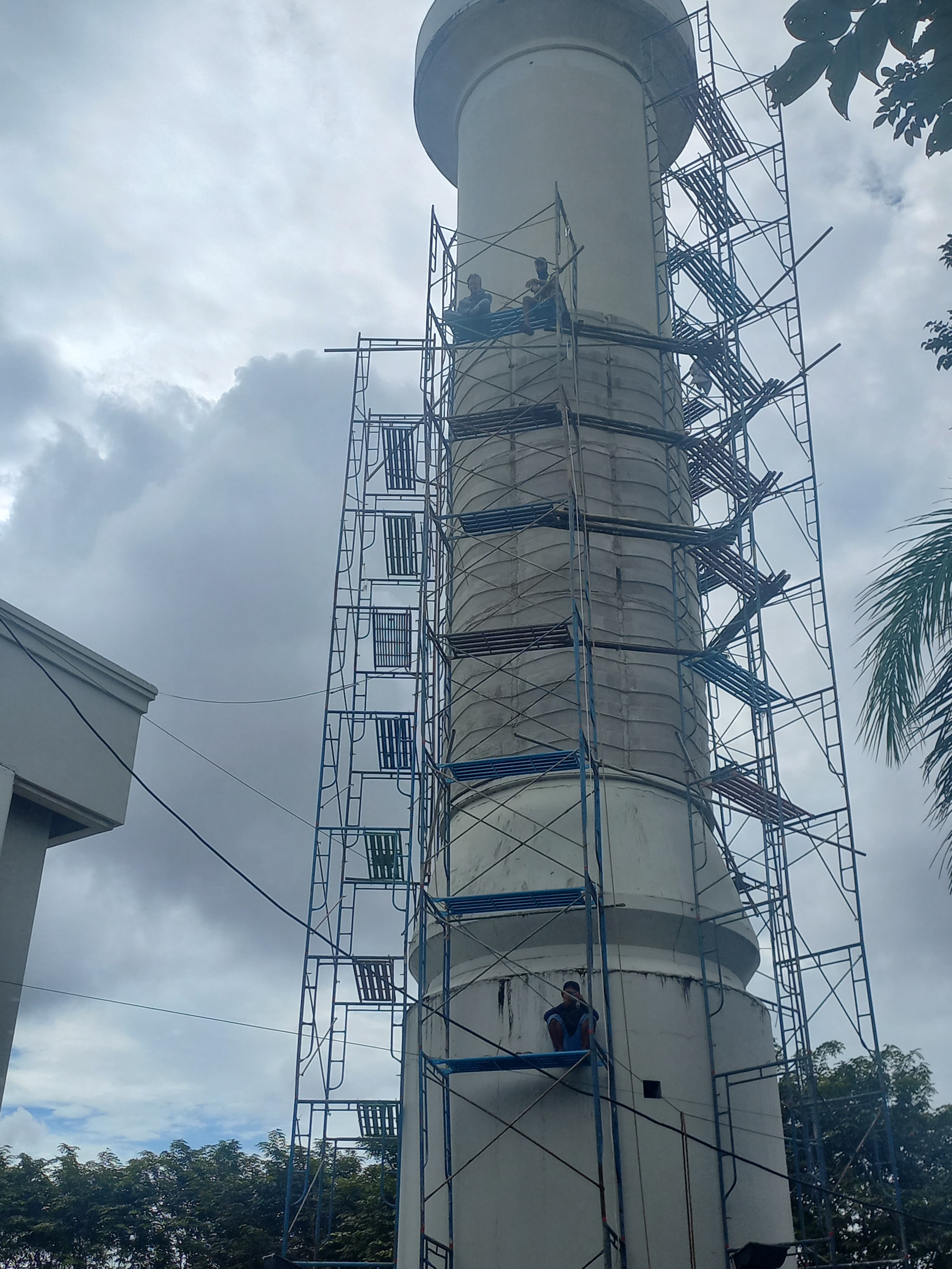 DIKEBUT: Petugas sedang mengajarkan rehabilitasi menara masjid Raya. (FOTO: EKO)