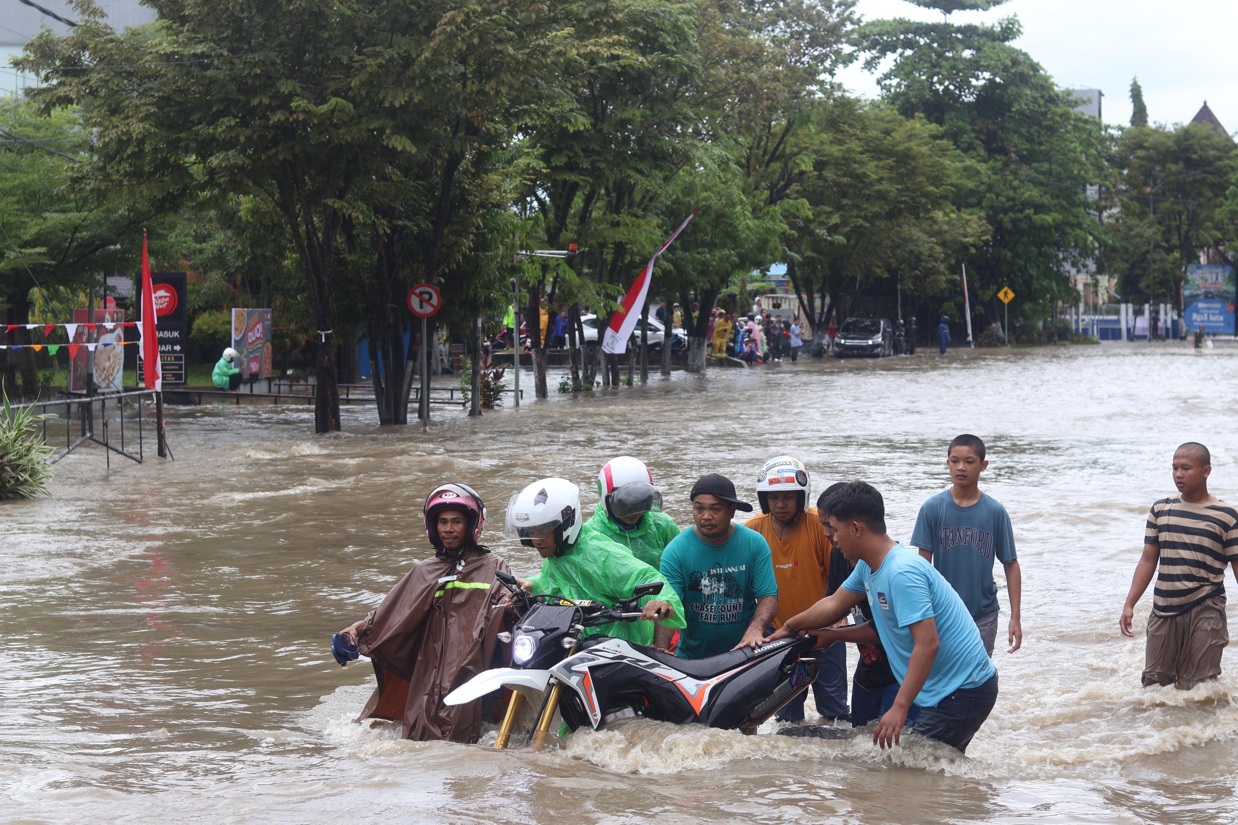 TITIK LANGGANAN: Kawasan Jalan MT Haryono masih belum lepas dari banjir. Tampak saat peristiwa melanda Jumat (9/8/2024). (Foto: Anggi/KP)