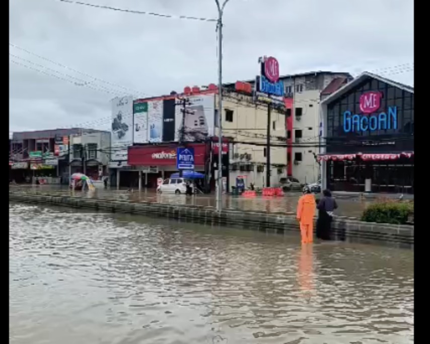 Situasi Jalan MT Haryono depan Mie Gacoan yang tergenang air, Jumat (9/8/2024) pagi.(Foto: Tangkapan layar)