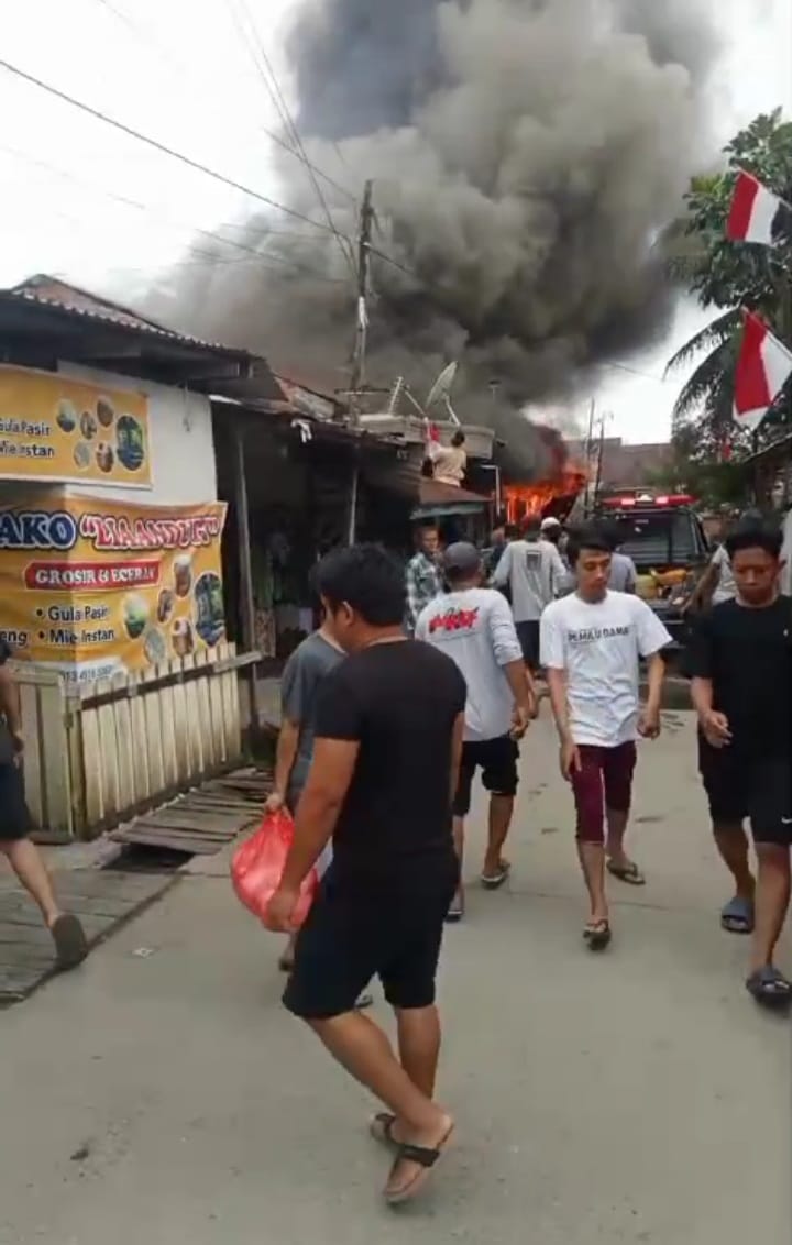 API: Api mengamuk di Jalan Revolusi, Samarinda, Sabtu (10/8), sekitar pukul 09.00 Wita. (FOTO: EKO)