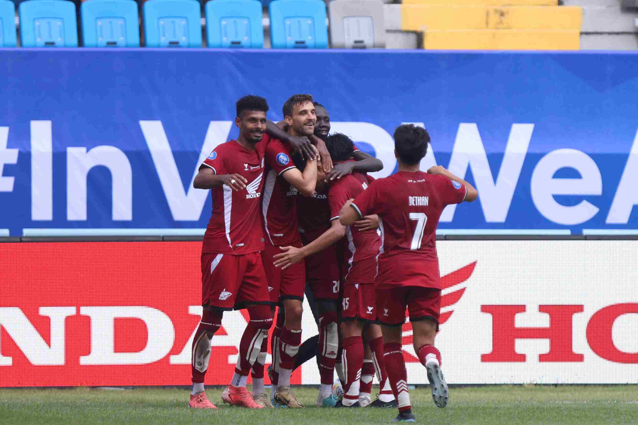 AWAL MANIS: PSM Makassar mengalahkan Persis Solo dengan skor 3-0 pada laga pekan pertama Liga 1 di Stadion Batakan, Sabtu (10/8). (Foto: Anggi/KP)