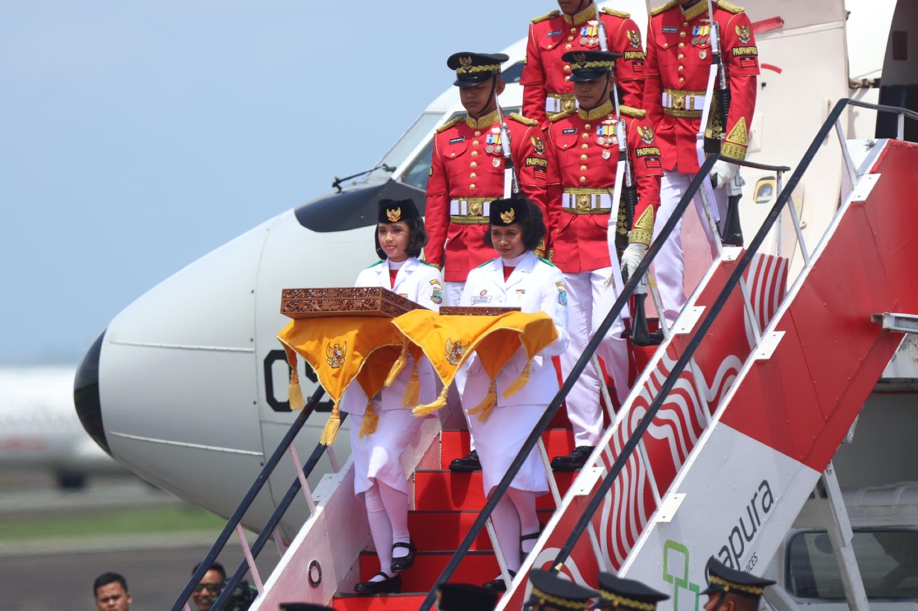 Rombongan kirab Bendera Merah Putih dan Teks Proklamasi saat tiba di Bandara SAMS Balikpapan, pukul 13.00 Wita, Sabtu (10/8/2024).