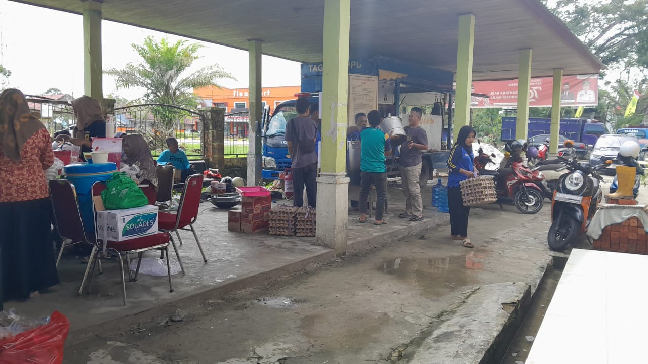 DAPUR UMUM: Dinas Sosial (Dissos) PPU bersiap membuka dapur umum untuk membantu kebutuhan makan dan minum bagi ratusan warga yang jadi korban banjir di daerah itu.((FOTO: ARI))