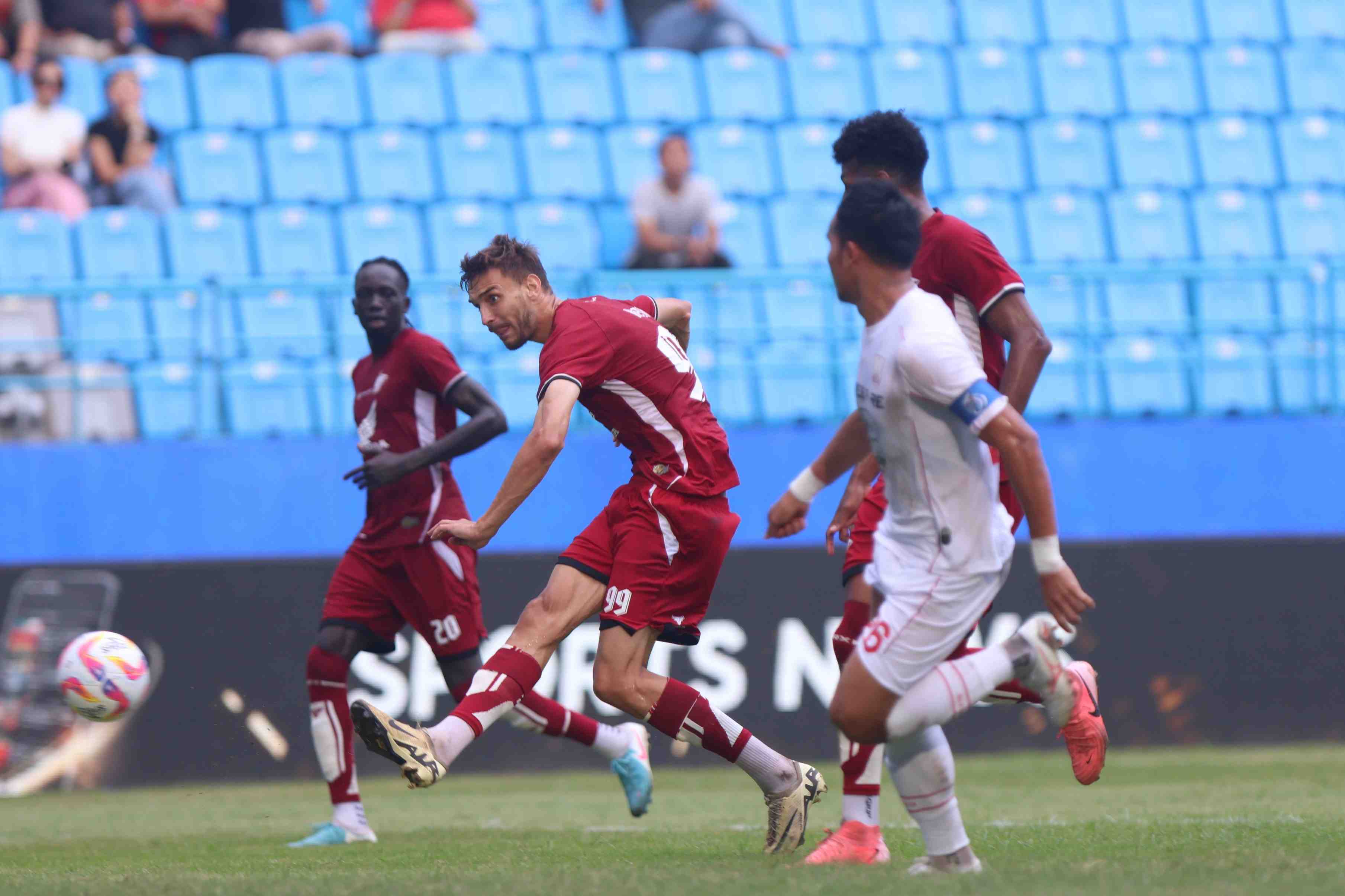 TAJAM: Striker PSM Makassar Nermin Haljeta melakukan tembakan ke gawan Persis Solo di laga pekan pertama Liga 1 di Stadion Batakan, Sabtu (10/8). (Foto: Anggi/KP)