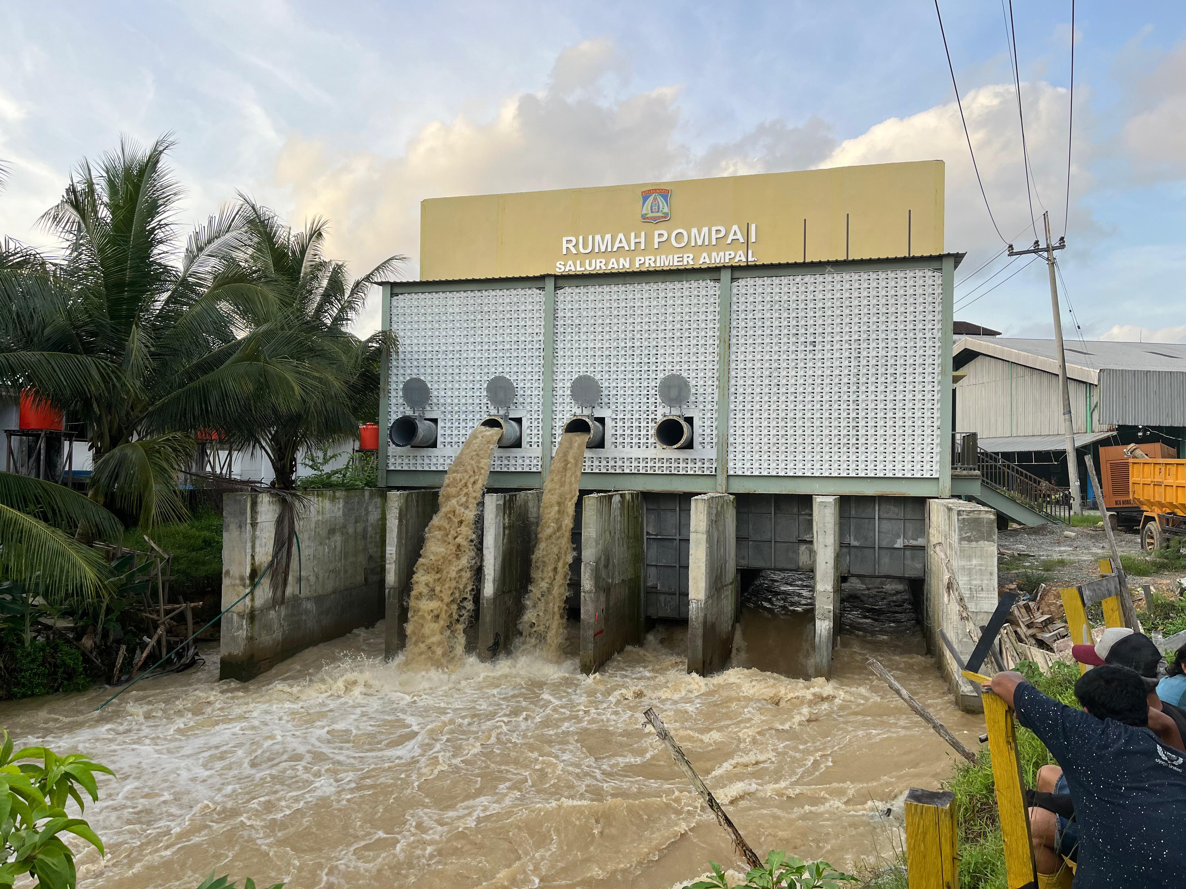 KENDALA: Rumah Pompa bertugas menarik air agar cepat surut ke hilir DAS Ampal. (FOTO: ANGGI PRADITHA/KP)