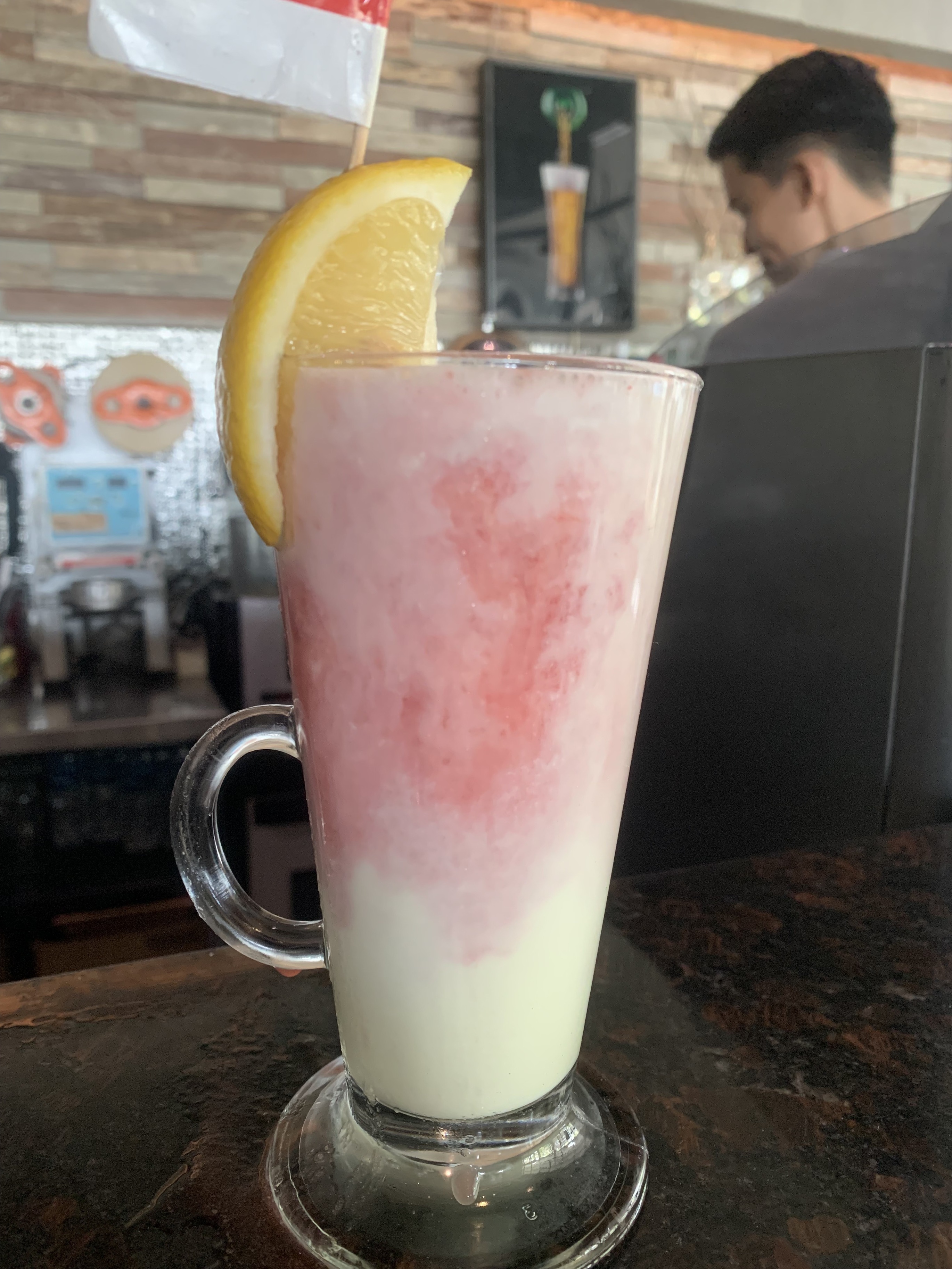 SEGAR: Independence squash merupakan minuman yang menghadirkan kesegaran dengan konsep unik. Kombinasi antara soft drink dan coconut juice. Rasanya seperti es doger yang segar.