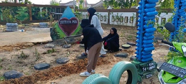 GOTONG ROYONG: Mitra Kelurahan Satimpo melaksanakan persiapan lokasi puncak acara perayaan HUT ke-79 RI.