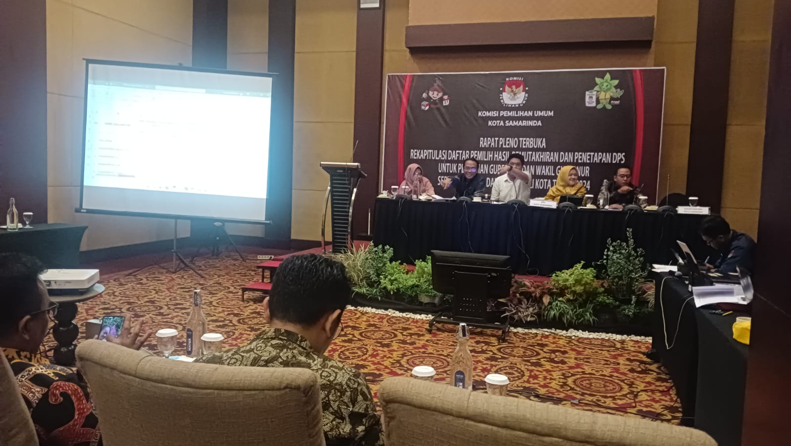 TETAPKAN: KPU Samarinda gelar pleno penetapan DPS di Hotel Aston Samarinda, Sabtu (10/8) Malam. (Foto: Bayu)