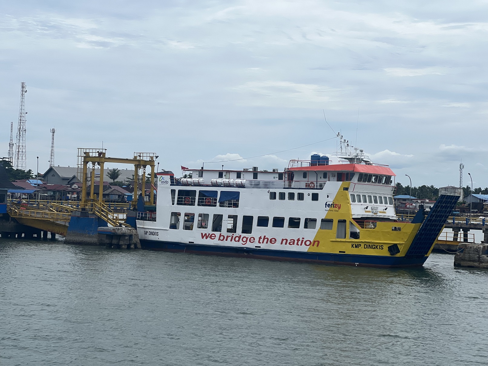 Feri yang tengah mengisi penumpang di Pelabuhan Feri Penajam