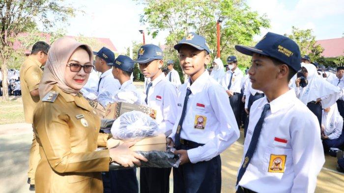 DIBAGIKAN: Dua dari lima paket perlengkapan sekolah gratis sudah dibagikan kepada peserta didik jenjang SD dan SMP di Bontang. (FOTO: ADIEL KUNDHARA/KP)