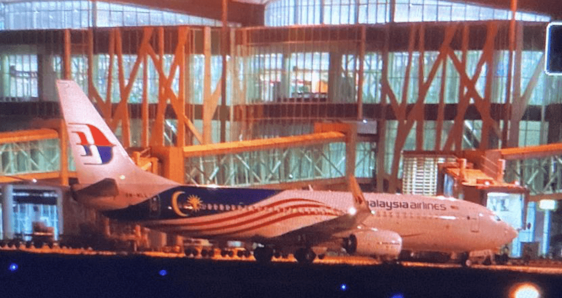 PERDANA: Pesawat Malaysia Airlines MH843 saat di Bandara SAMS Sepinggan Balikpapan, Senin (12/8/2024). (IST)