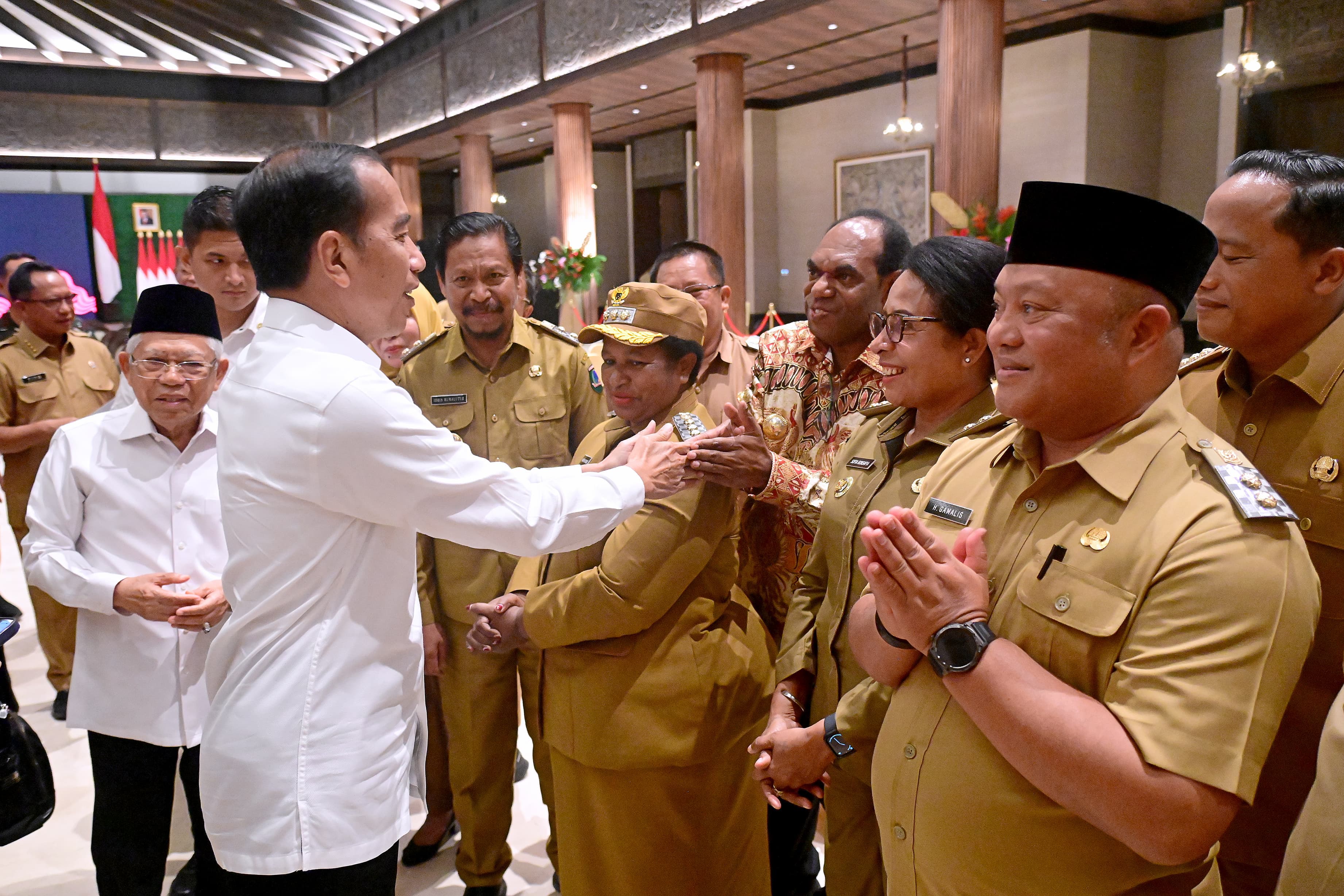 Presiden Joko Widodo didampingi Wapres KH Ma