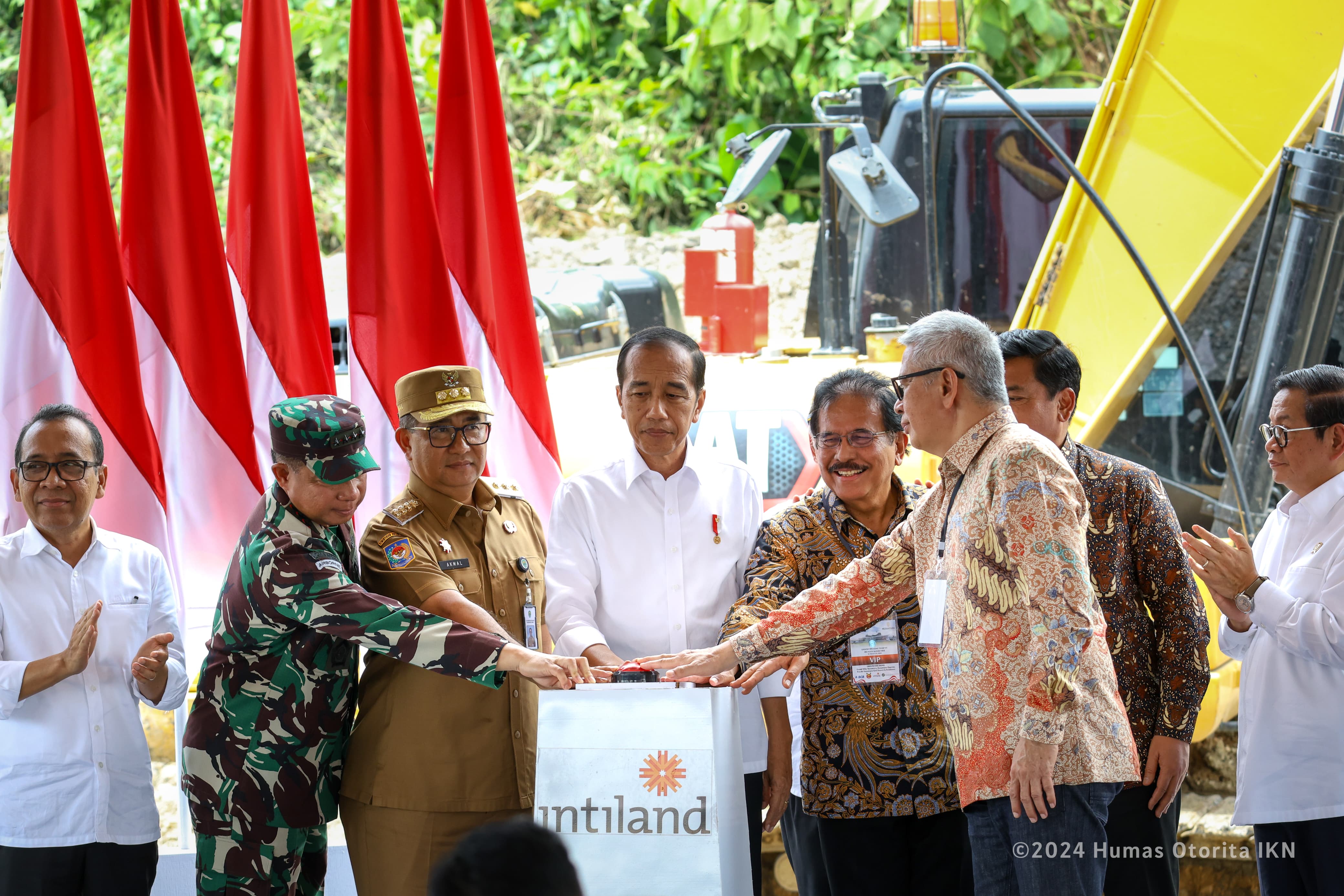 RAMAH PEJALAN KAKI: Presiden Joko Widodo melaksanakan groundbreaking 3 proyek unggulan PT Intiland Development Tbk di KIPP IKN, Senin (12/8). (FOTO: IST)