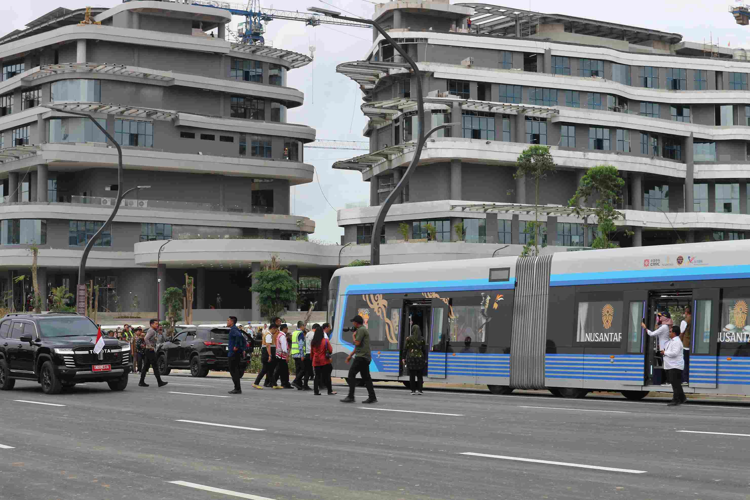 TES DULU : Presiden Joko Widodo saat melakukan uji coba Trem otonom atau Autonomous Rail Transit (ART) di depan Istana Negara, Selasa (13/8) sore. (FOTO:RIKIP/KP)