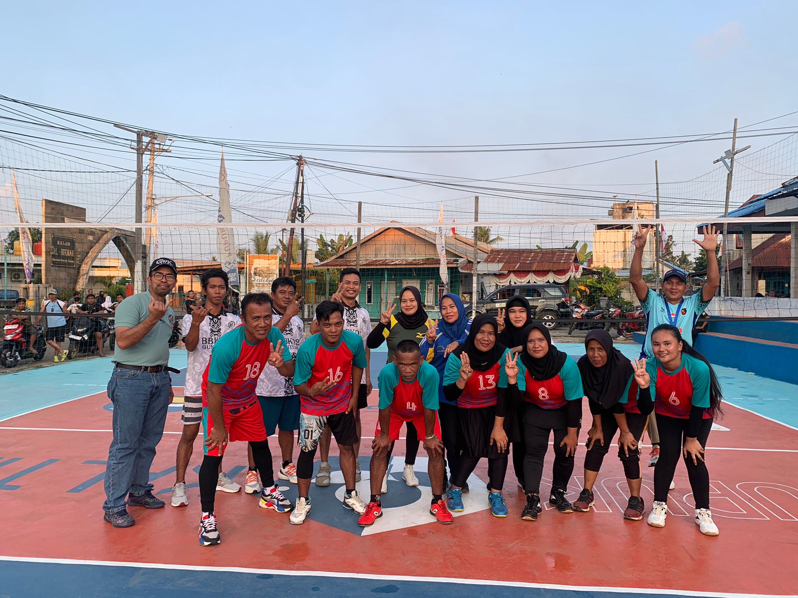BERTANDING: Peserta lomba voli antar RT di Kelurahan Guntung berebut menjadi yang terbaik dalam rangka perayaan HUT RI ke-79. FOTO: ADIEL KUNDHARA/KP