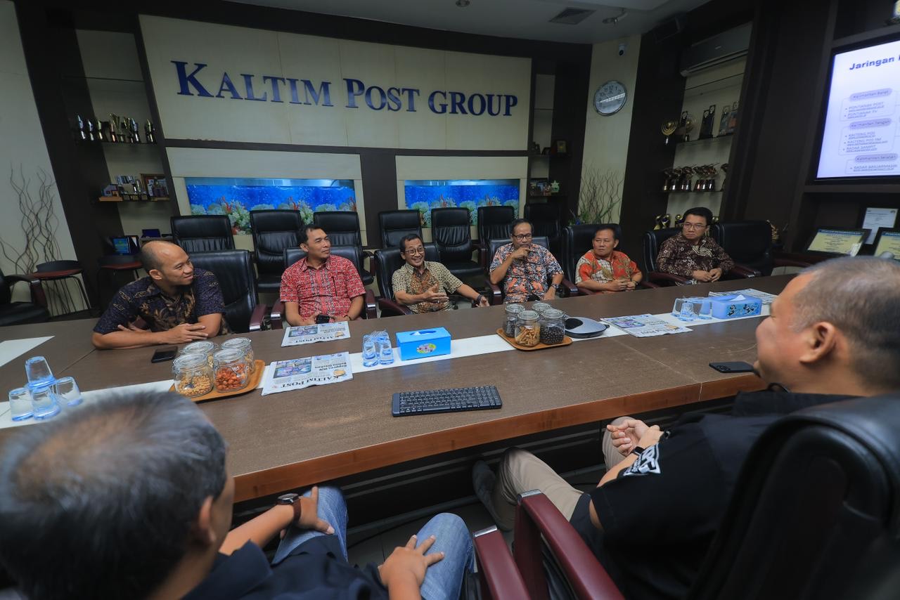 SILATURAHMI: Manajemen PT Bayan Resources Tbk berkunjung ke Gedung Biru Kaltim Post, Selasa (13/8). (Foto: Fuad/KP)