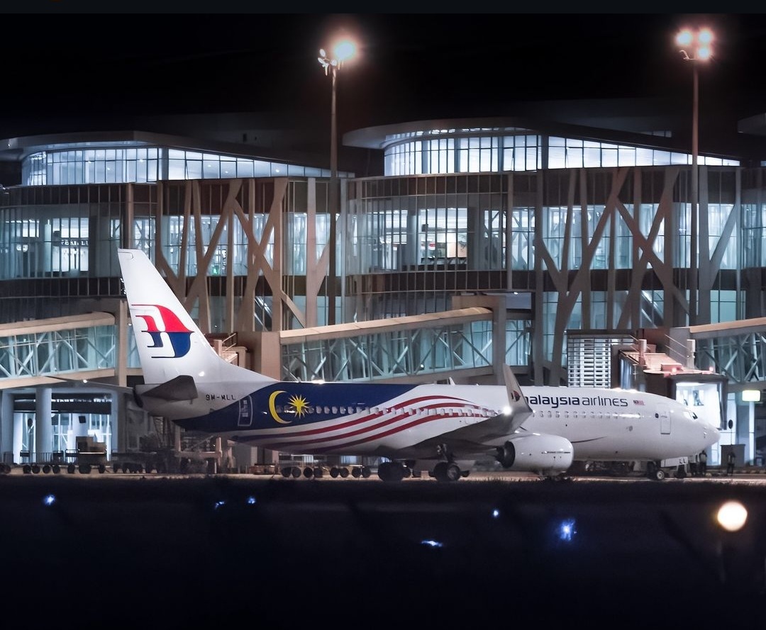 TAMBAH RUTE INTERNASIONAL: Pesawat Malaysia Airlines MH 843 parkir di Bandara SAMS Sepinggan, Senin (12/8/2024). (Foto: Instagram @rhendy_avgeek)