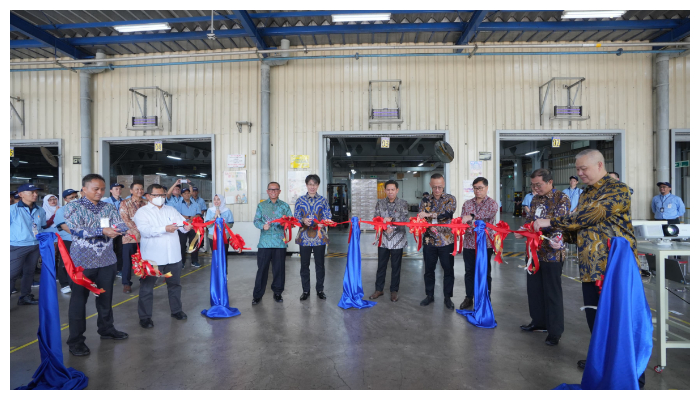 Peresmian pabrik proyektor Epson di Cikarang yang dihadiri oleh para eksekutif Epson dan pejabat pemerintah Indonesia