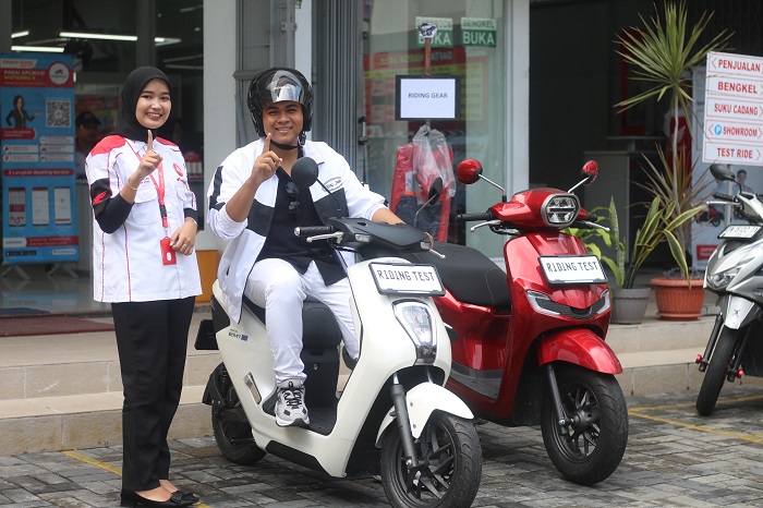 MODERN: Motor listrik Honda EM1 e ini memiliki berbagai fitur canggih serta desainnya yang modern.
