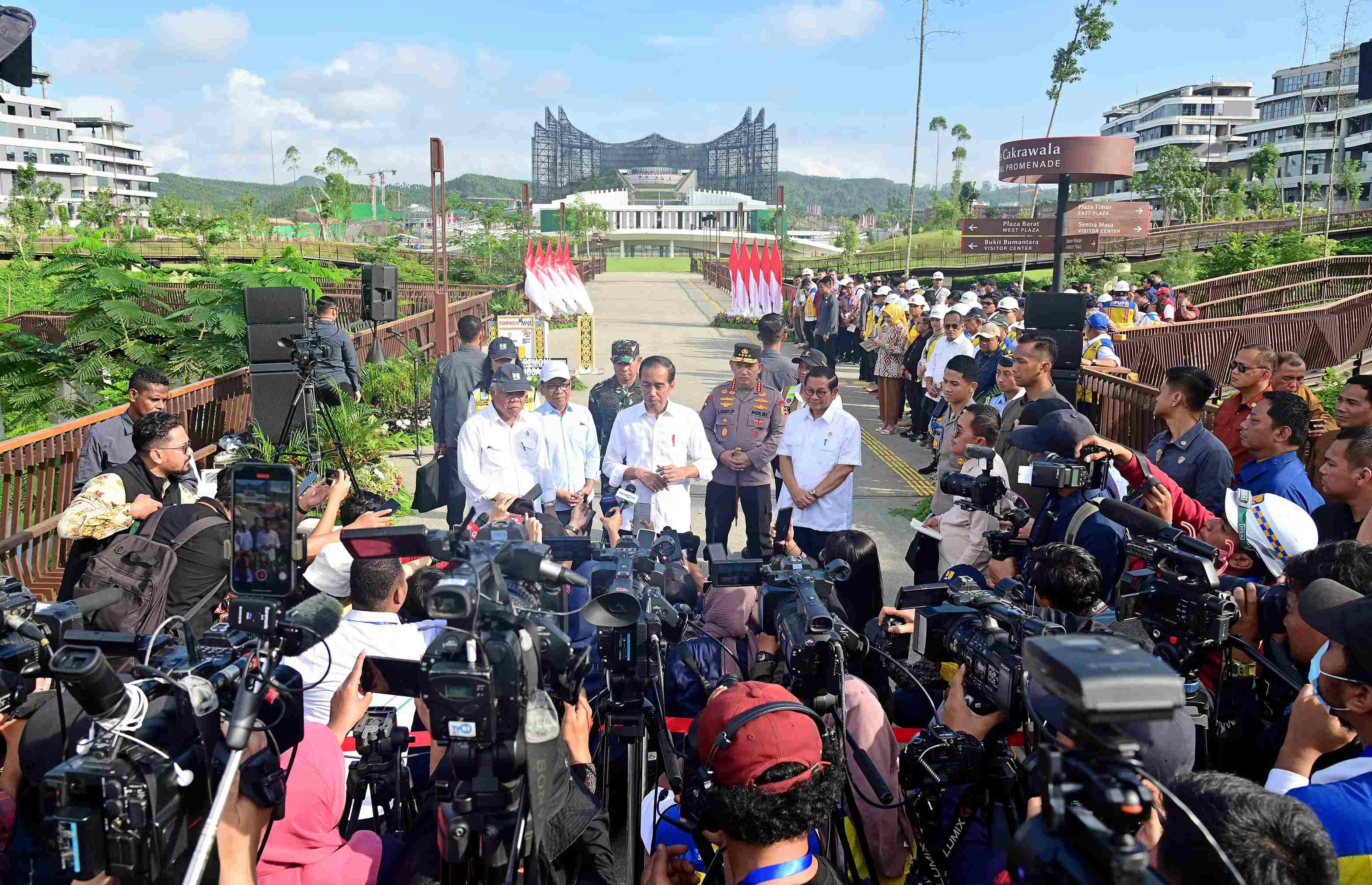 CAPAIAN PENTING : Pembangunan Plaza Seremoni Sumbu Kebangsaan di IKN menjadi tonggak penting pembangunan IKN sejak 2022 lalu. (SETPRES RI)