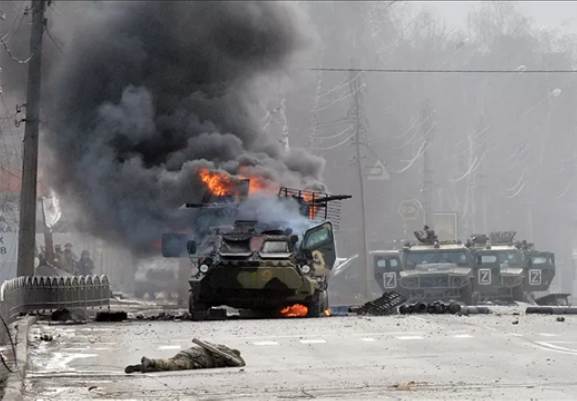 KONTROL KOTA: Kendaraan pengangkut personel militer Rusia terbakar saat terjadi pertempuran dengan pasukan Ukraina di Kharkiv (27/2). Pasukan Ukraina menguasai penuh Kharkiv.