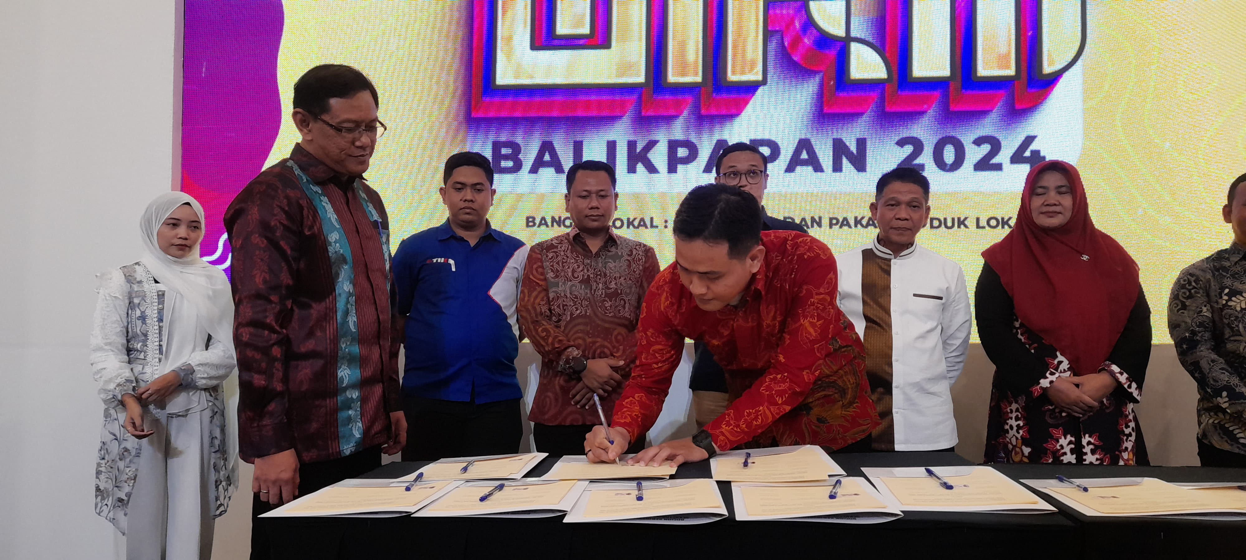 KERJA SAMA: Kepala DKUMKMP Balikpapan Heruressandy Setya Kesuma (kiri) menyaksikan salah satu mitra kolaborator menandatangani nota kerja sama untuk pelaku UMKM Balikpapan.
