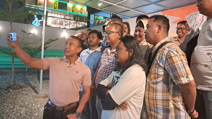 SILATURAHMI: Wakapolda Kaltim Brigjen Pol Muhammad Sabilul Alif memegang kamera berfoto bersama sejumlah media di Balikpapan.