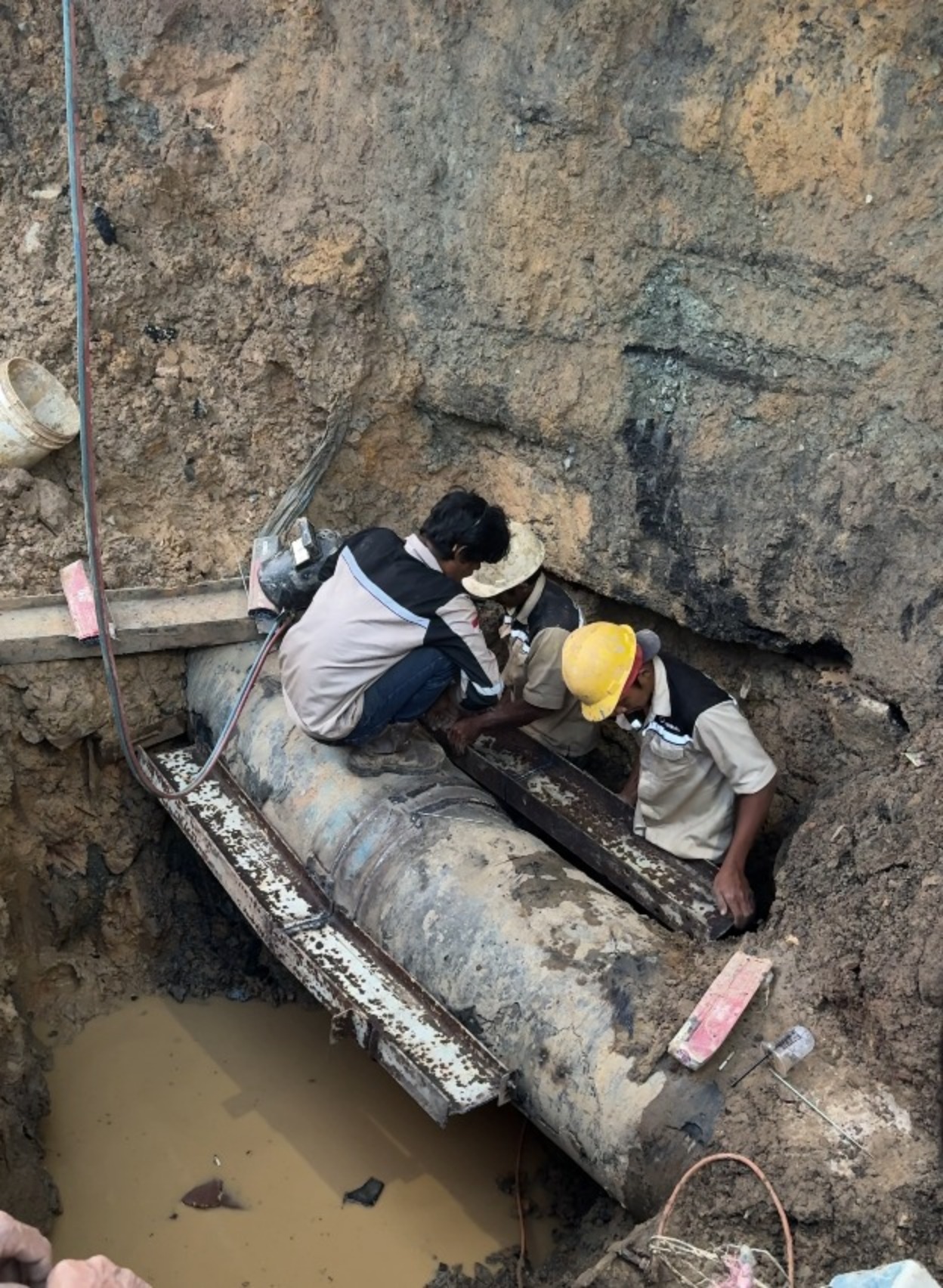 DITANGANI: Petugas memperbaiki pipa bocor di Km 5,5 Balikpapan Utara.