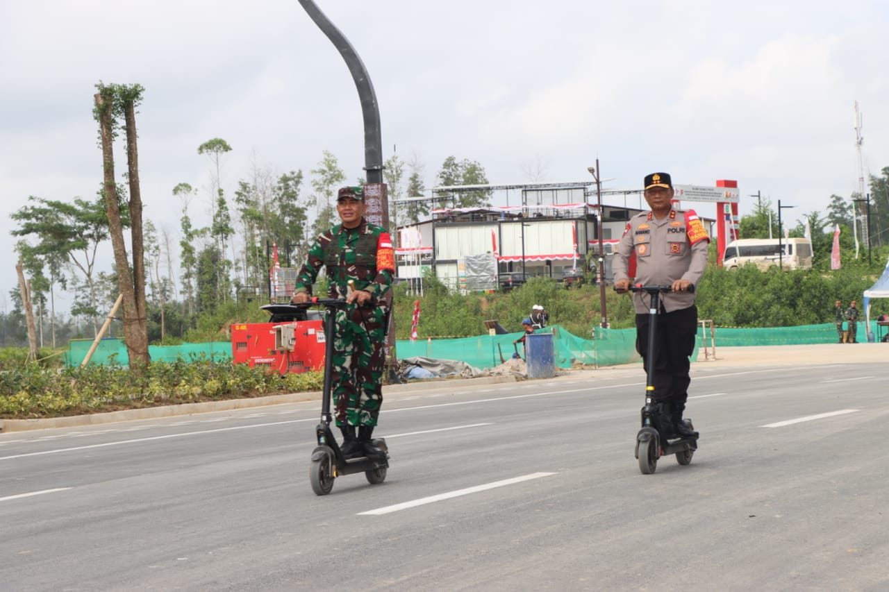 DUKUNG ECO CITY. Kapolda Kaltim Irjen Pol Nanang Avianto bersama Pangdam VI Mulawarman Mayjen TNI Tri Budi Utomo patroli mengendarai otoped listrik. (foto:ist)