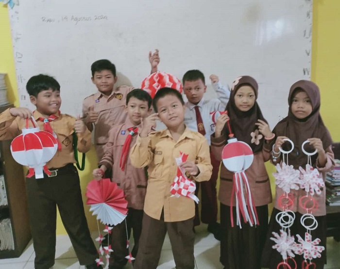 Lomba membuat ornamen Agustusan dari barang bekas yang dapat dilakukan di sekolah. Kegiatan ini dapat merangsang kreativitas anak-anak serta mendidik.