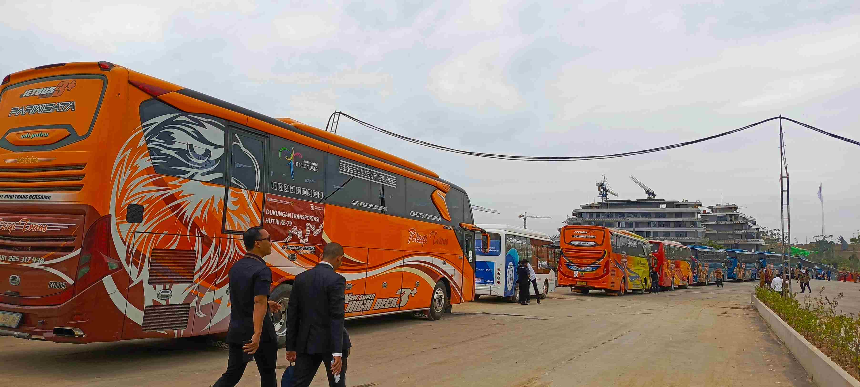 ANGKUTAN UMUM : Peserta upacara HUT RI di IKN, akan dimobilisasi menggunakan bus yang didatangkan dari Jawa Tengah dan Jawa Timur. (Foto: Rikip)