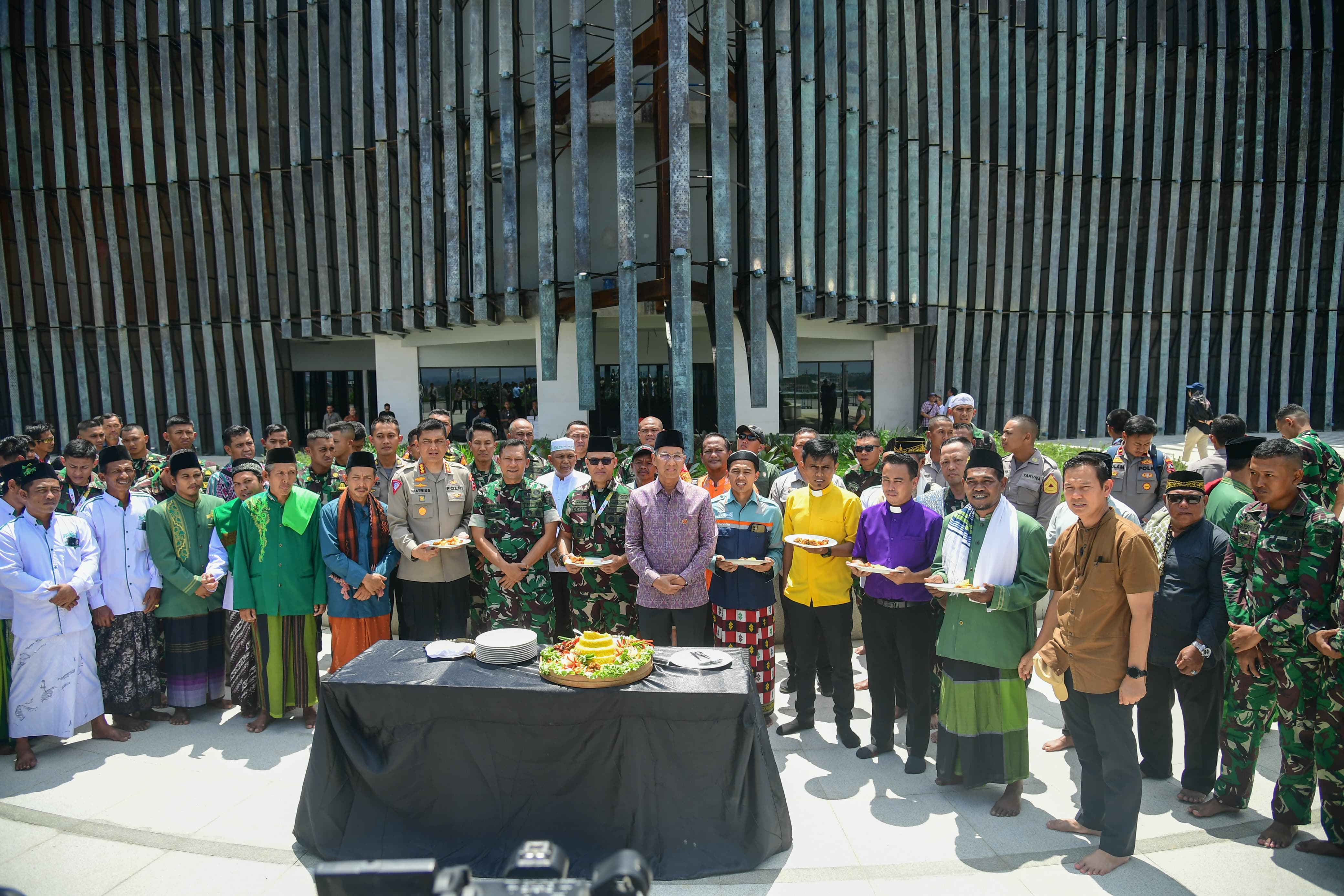LINTAS AGAMA : Kepala Sekretariat Presiden (Kasetpres) Heru Budi Hartono memimpin doa bersama di depan Istana Garuda, Ibu Kota Nusantara (IKN), Jumat (16/8) siang. (FOTO:BPMI SETPRES RI)