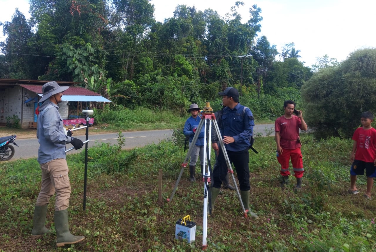 PTSL : Petugas saat melakukan pengukuran bidang tanah di Balok Asa yang didaftarkan pada program PTSL.